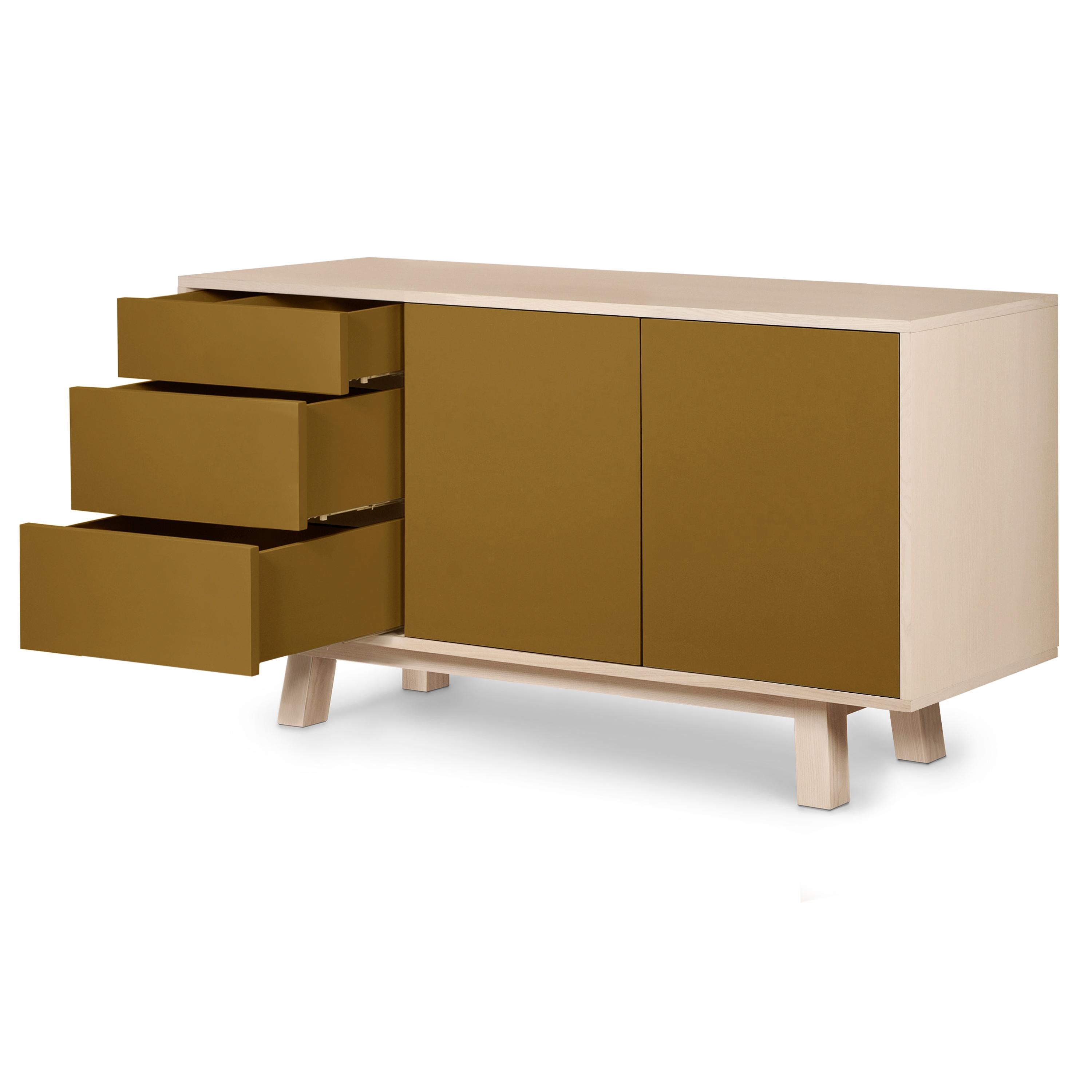 Laccato Credenza artigianale francese in legno color foglia di tabacco a 2 ante e 3 cassetti KUBE in vendita