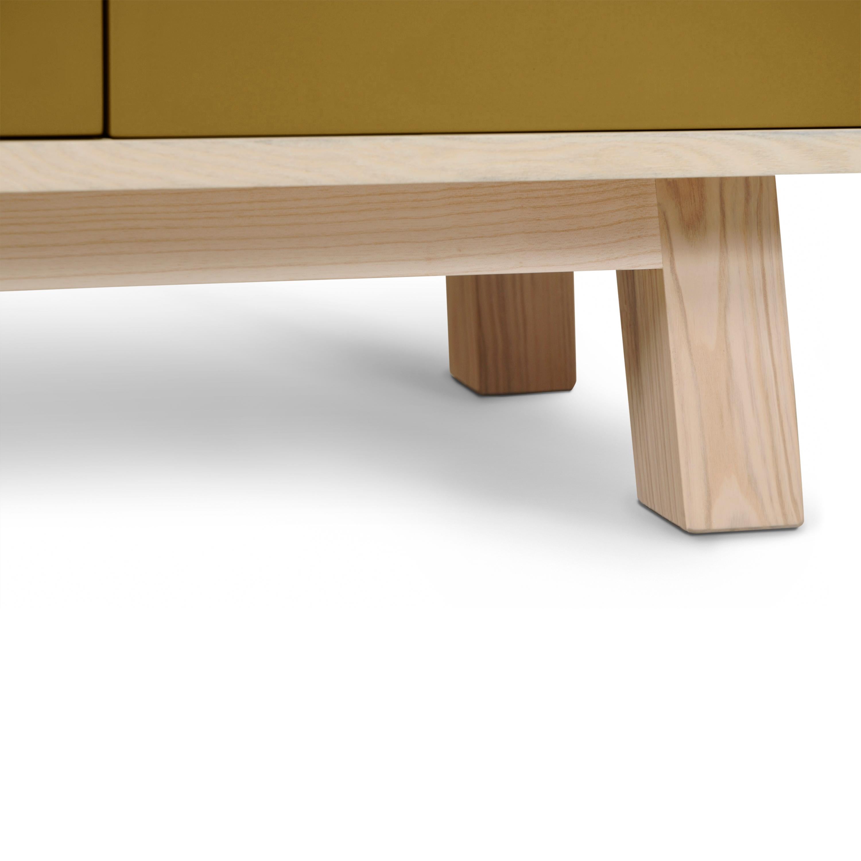 XXI secolo e contemporaneo Credenza artigianale francese in legno color foglia di tabacco a 2 ante e 3 cassetti KUBE in vendita