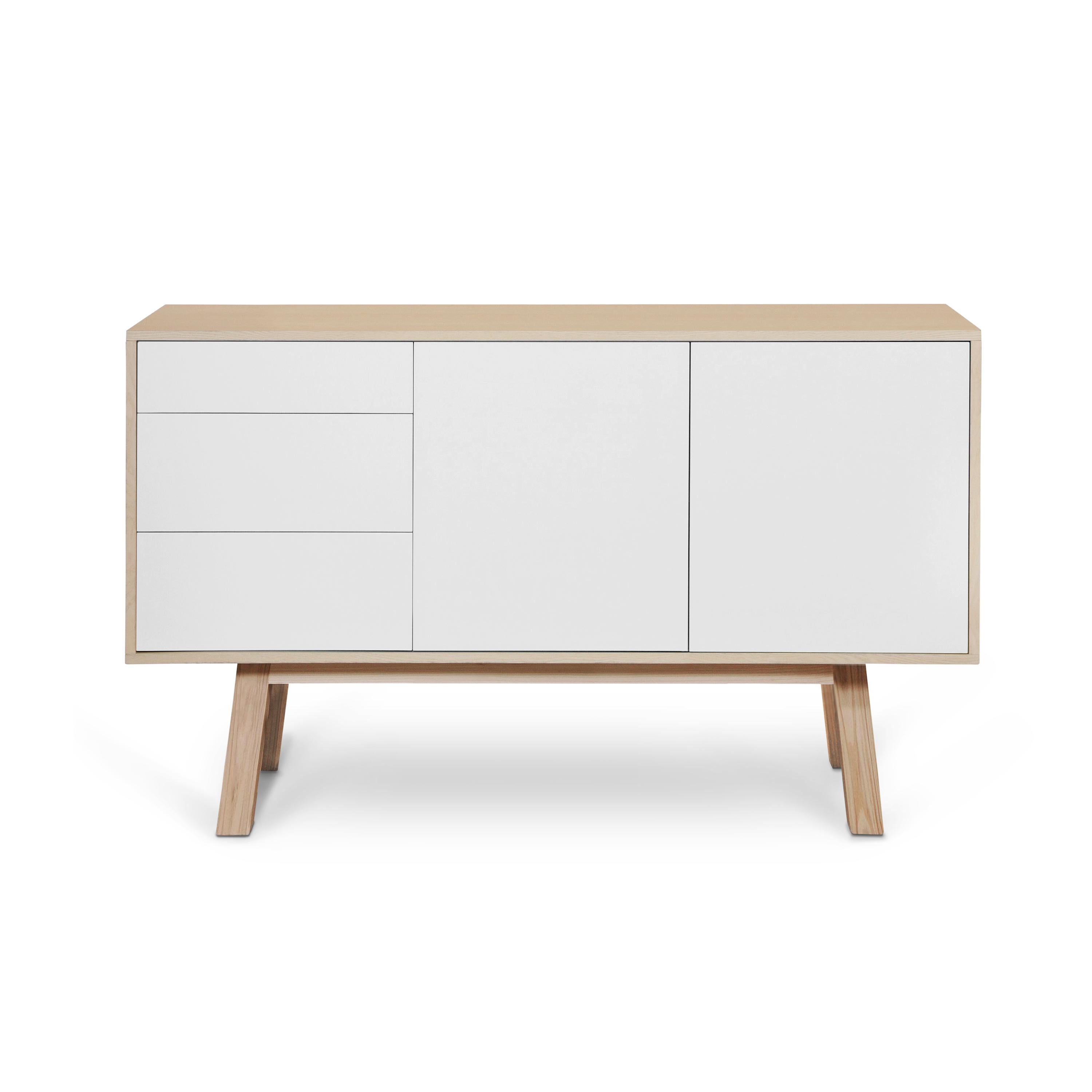 Questa credenza a 2 ante e 3 cassetti è stata disegnata da Eric Gizard - Parigi.

È realizzato al 100% in Francia con legno massiccio di frassino, impiallacciatura e ante laccate in pannelli MDF. 

Ogni sportello e ogni cassetto si apre con una