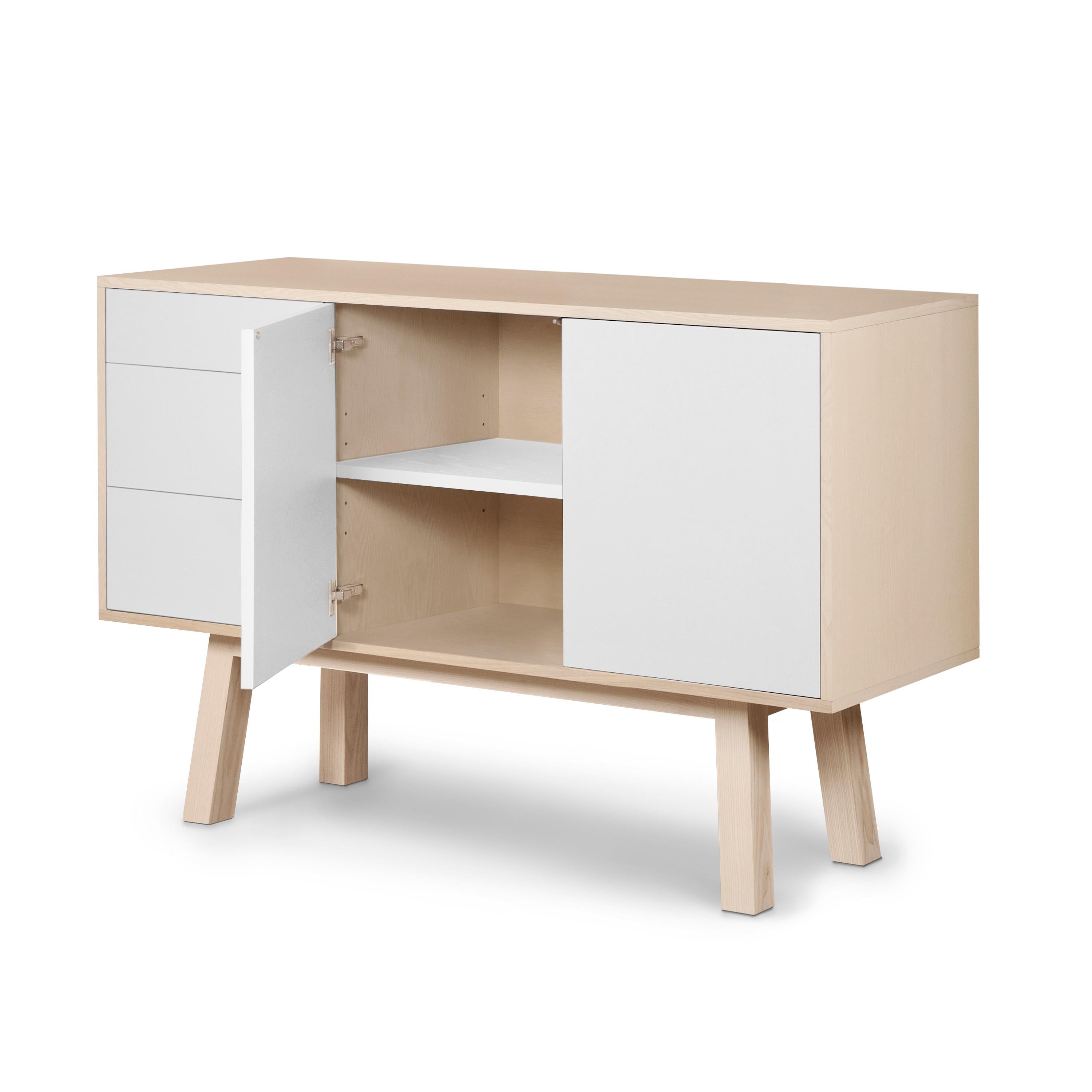 Francese Credenza artigianale francese in legno bianco a 2 ante e 3 cassetti, di E Gizard 140 cm in vendita