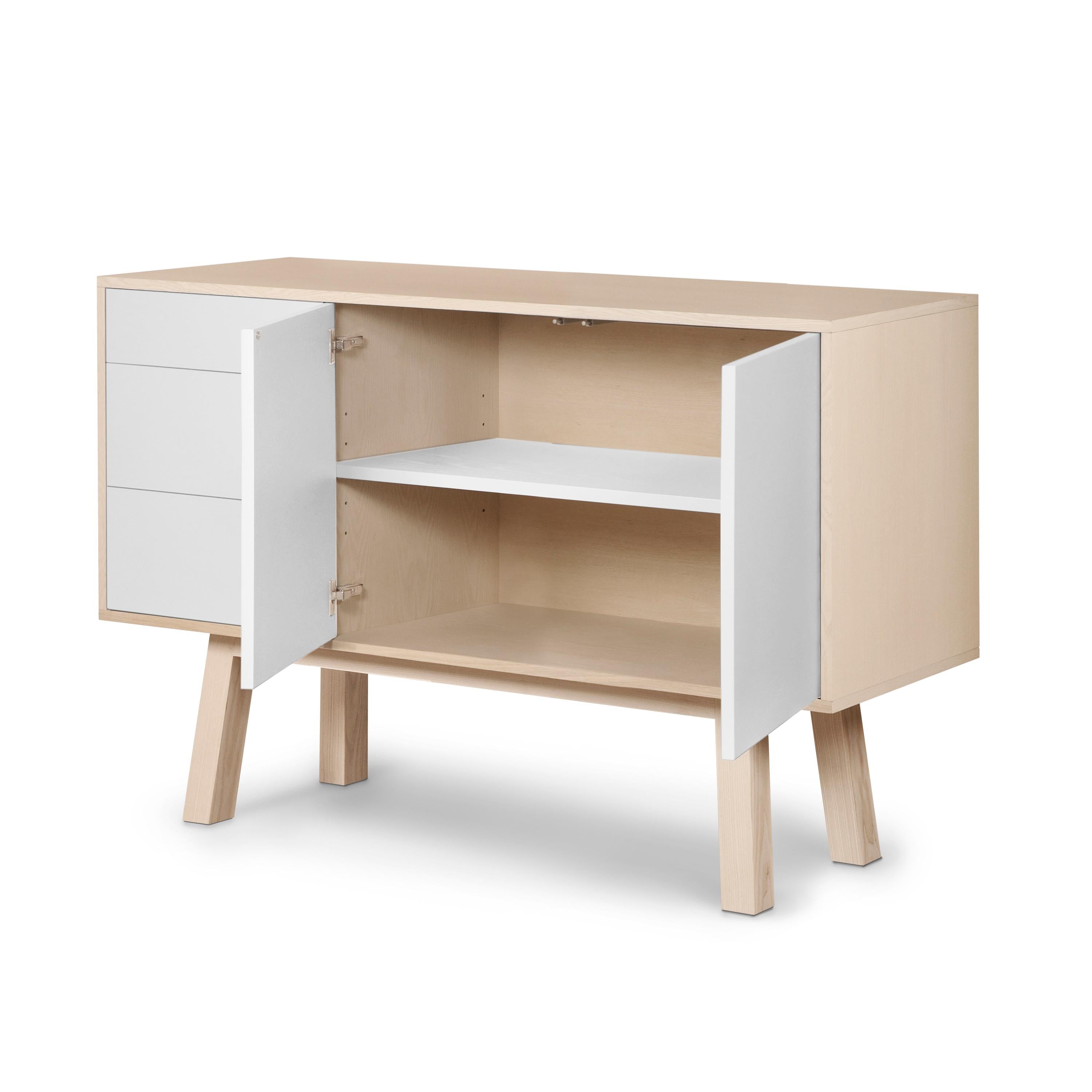 Laccato Credenza artigianale francese in legno bianco a 2 ante e 3 cassetti, di E Gizard 140 cm in vendita