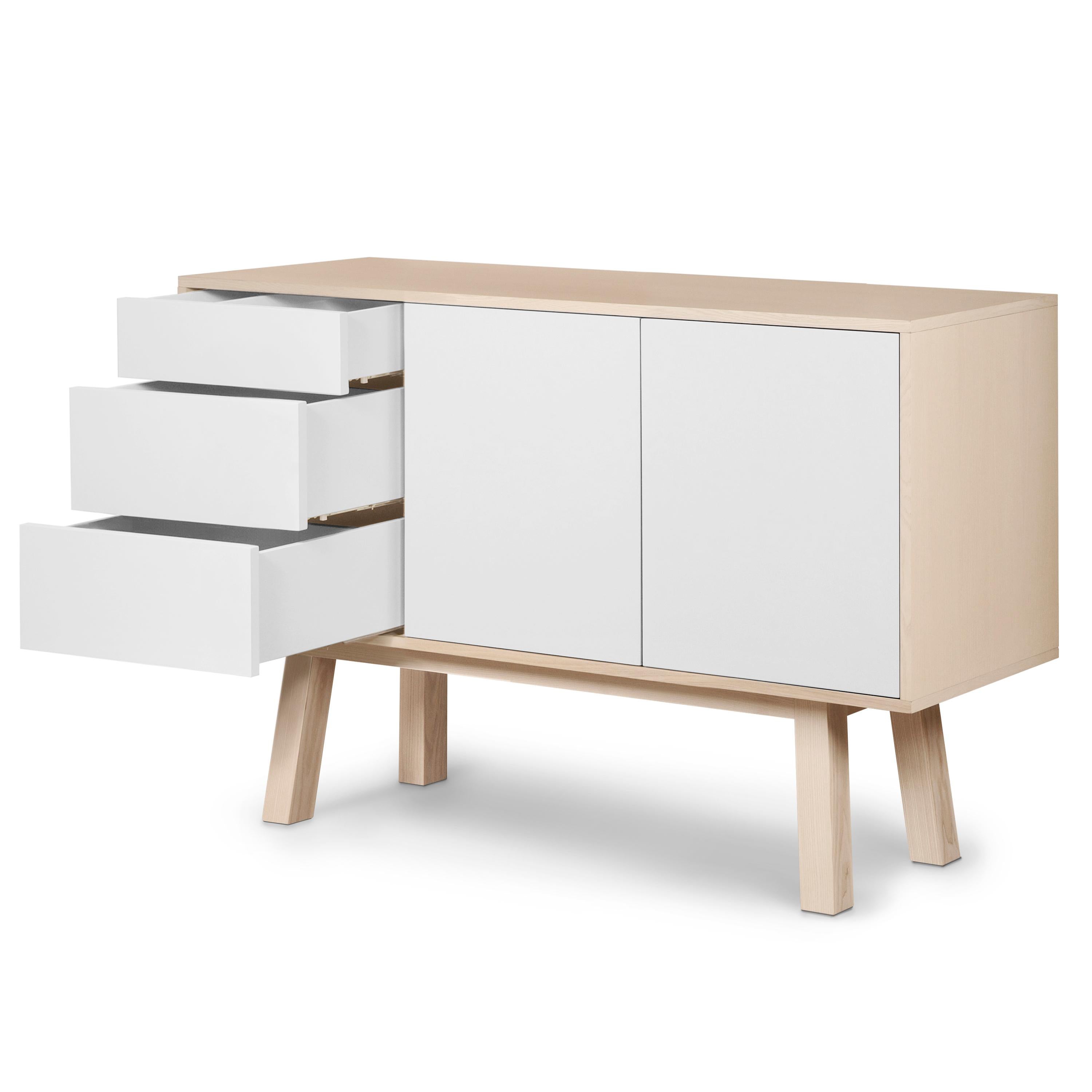 Credenza artigianale francese in legno bianco a 2 ante e 3 cassetti, di E Gizard 140 cm In condizioni Nuovo in vendita a Landivy, FR