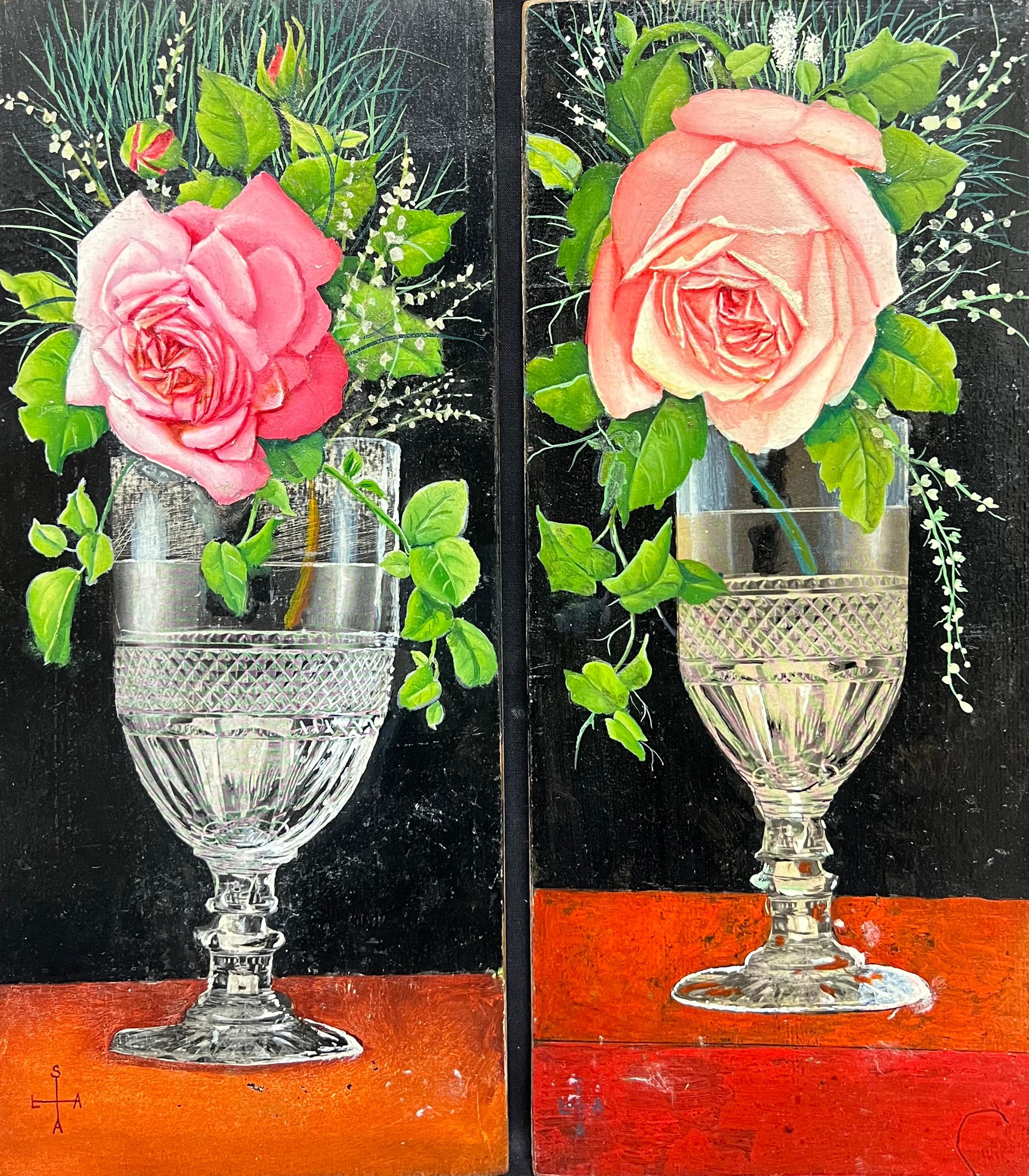 Coppia di nature morte francesi della metà del XX secolo che dipingono fiori ornati in un vaso di vetro