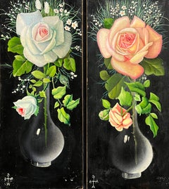 Coppia di nature morte francesi della metà del XX secolo che dipingono fiori ornati in un vaso di vetro