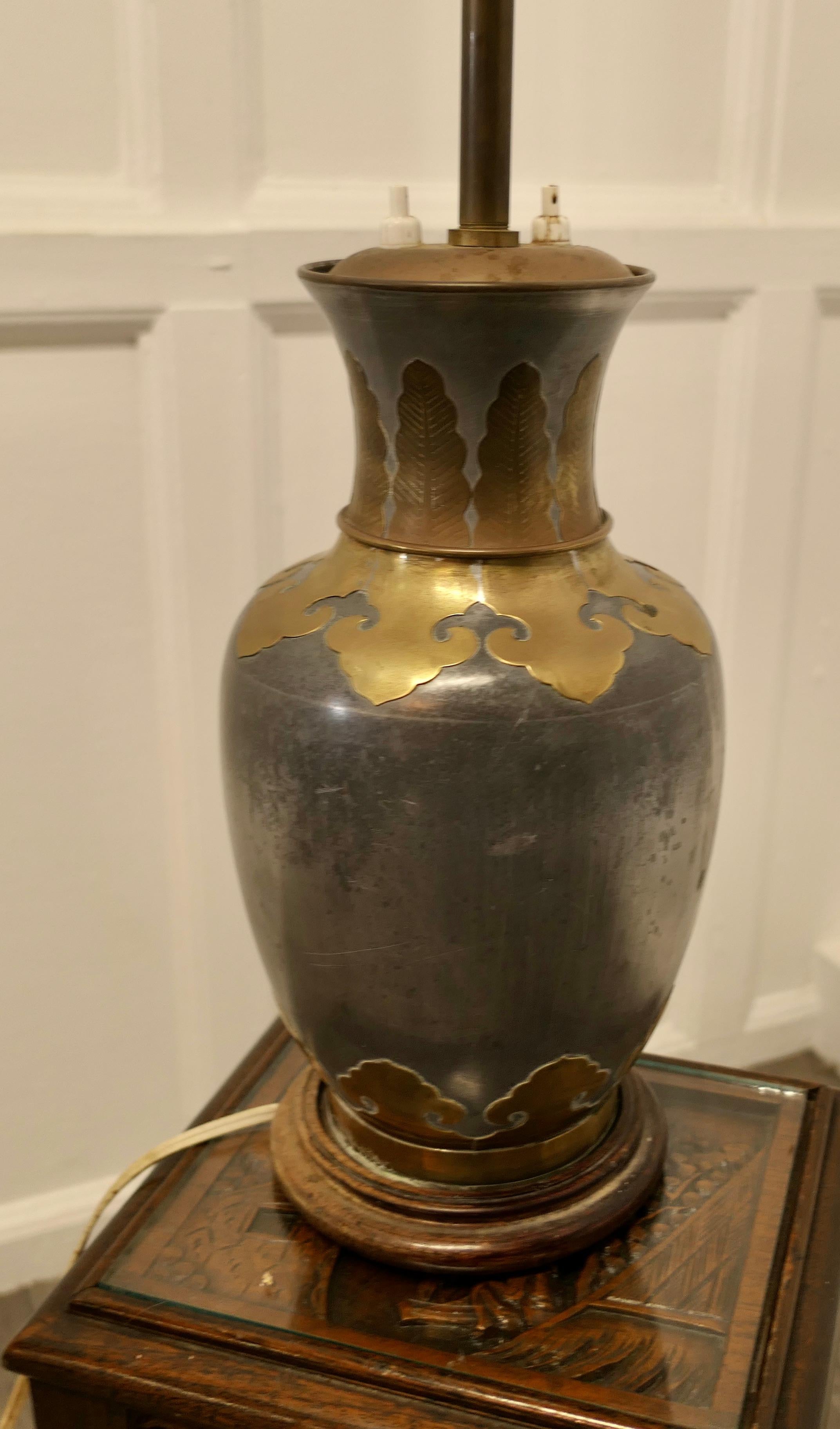 Art nouveau Lampe de table rglable en laiton et tain de style Arts & Crafts franais en vente