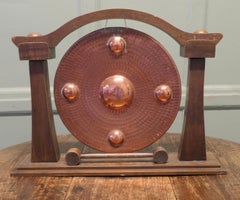 Gong de table en cuivre sculpté, de style Arts et Métiers français. C'est une très jolie pièce pleine de charme.
