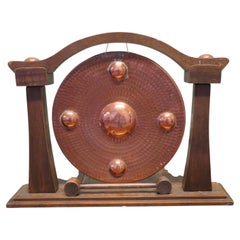 Gong de table en cuivre sculpté, de style Arts et Métiers français. C'est une très jolie pièce pleine de charme.