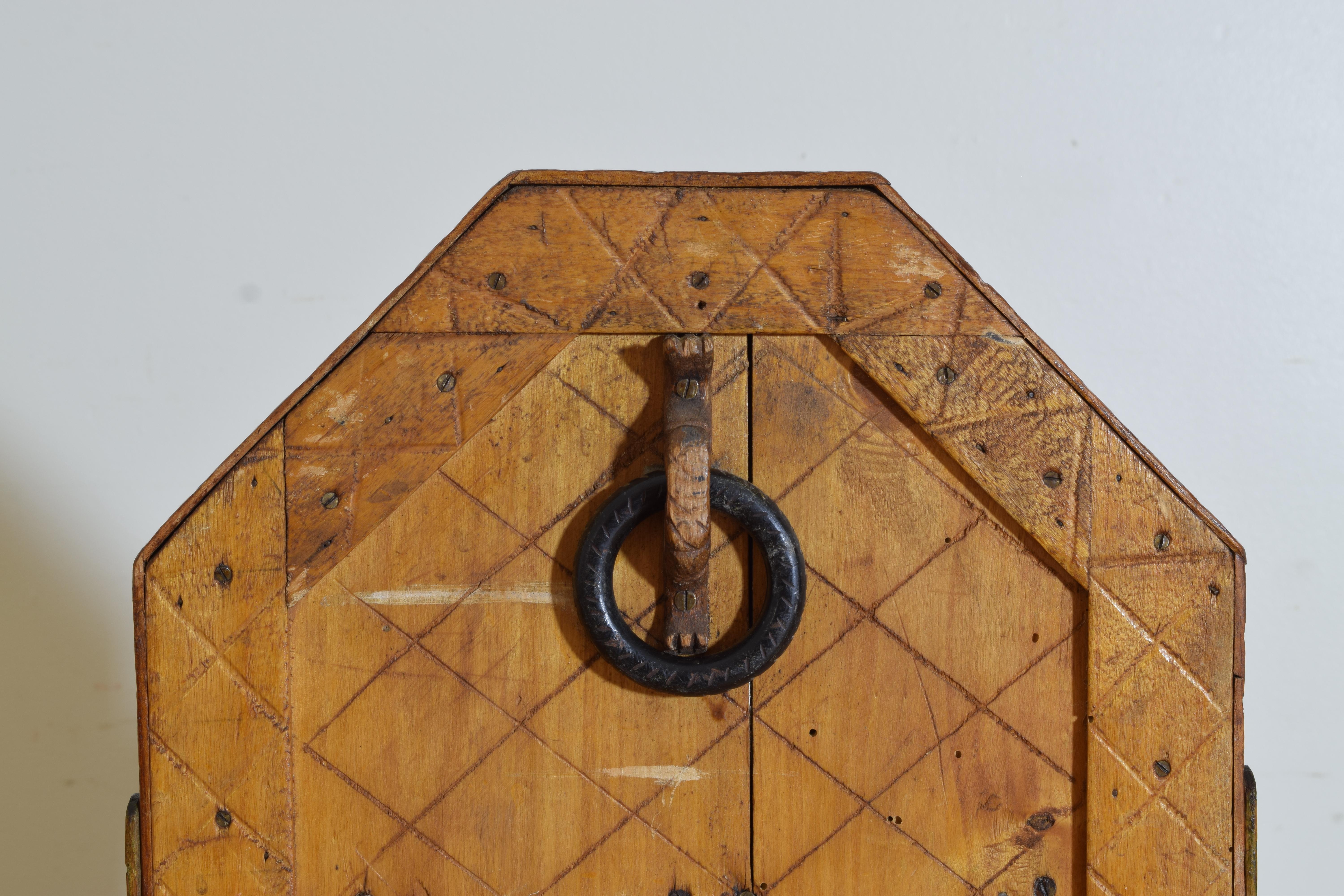 Französischer Arts and Craft Schirmständer aus geschnitztem Kiefernholz und bemaltem Holz, ca. 1900 (Frühes 20. Jahrhundert) im Angebot