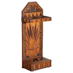 Stand à parapluie en bois peint et en bois de pin sculpté de style Art and Crafts, vers 1900