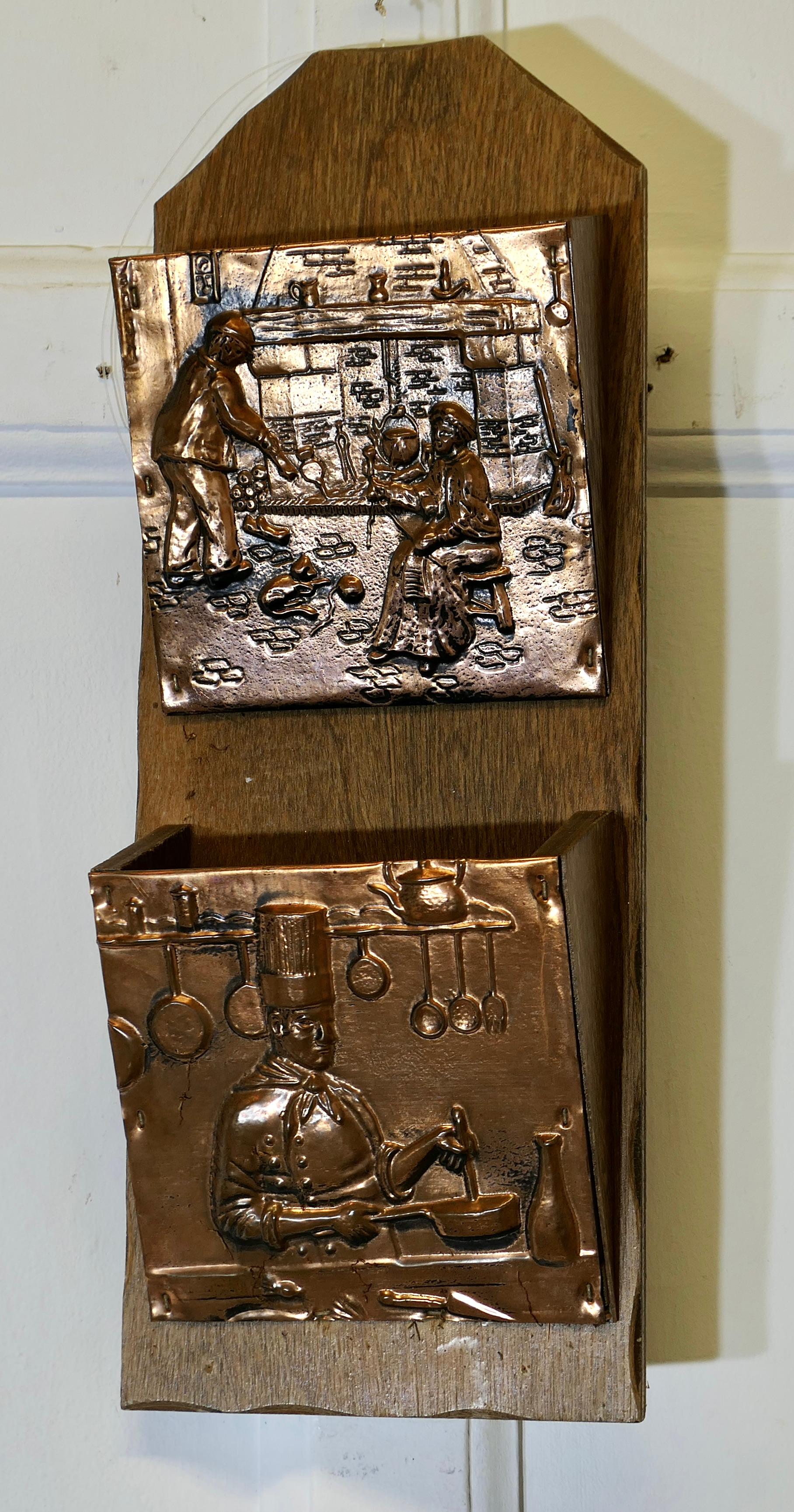 Artesanía francesa, colgante de pared de cobre  Estante para cartas

2 Porta cartas de pared de cobre batido a mano colocados en un marco de roble, las placas de cobre y el estilo artesanal representan 2 cocinas antiguas, una escena campestre y otra