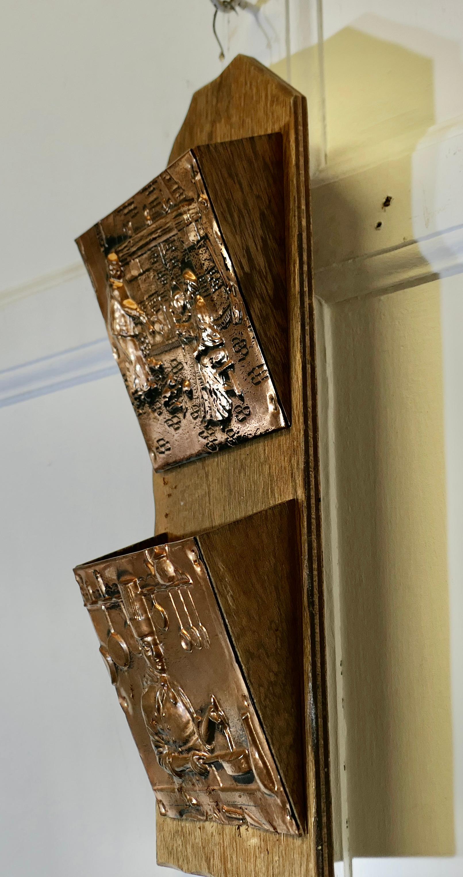 Artesanía francesa, colgante de pared de cobre  Estante para cartas mediados del siglo XX en venta