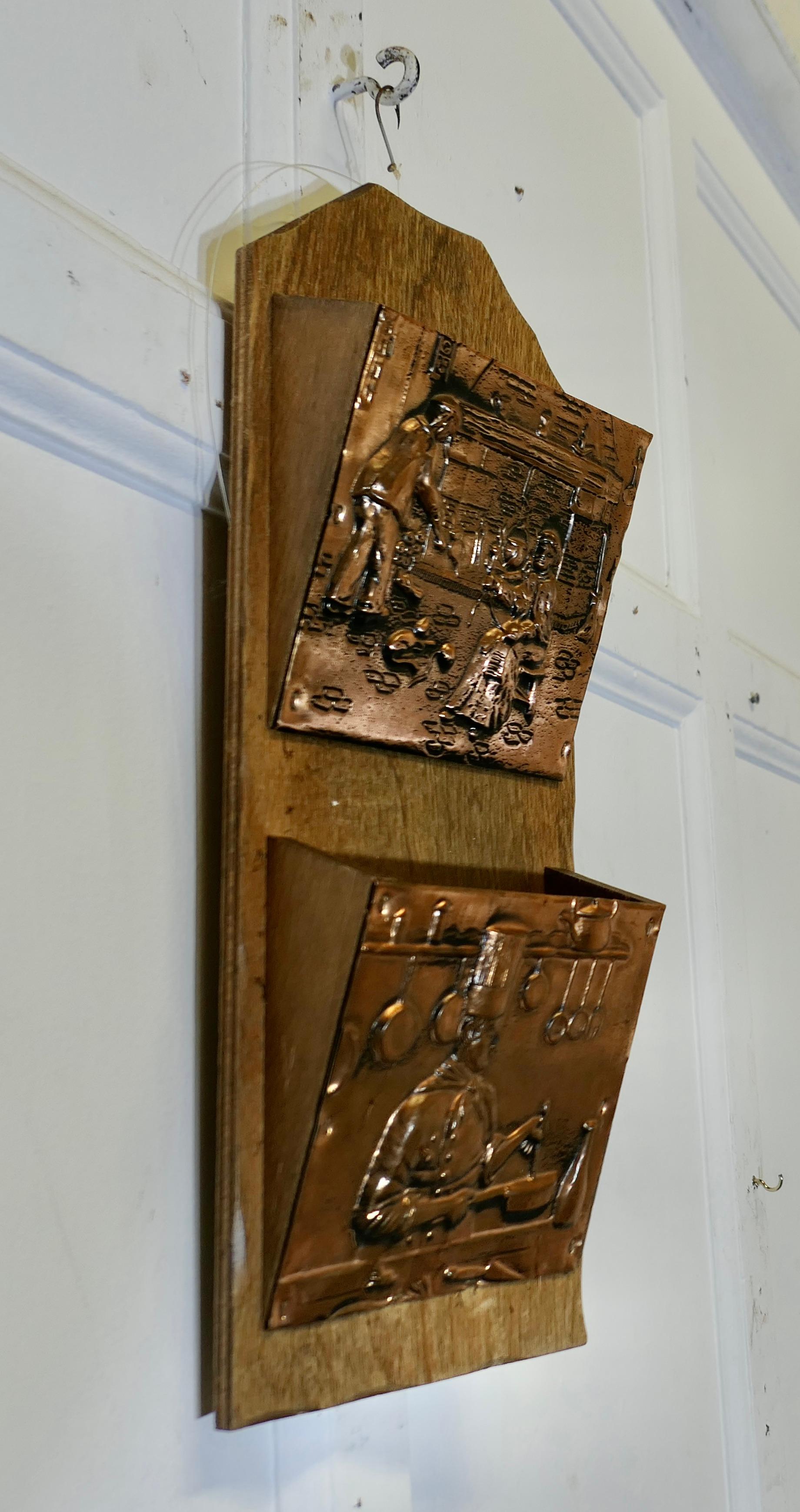 Artesanía francesa, colgante de pared de cobre  Estante para cartas Cobre en venta