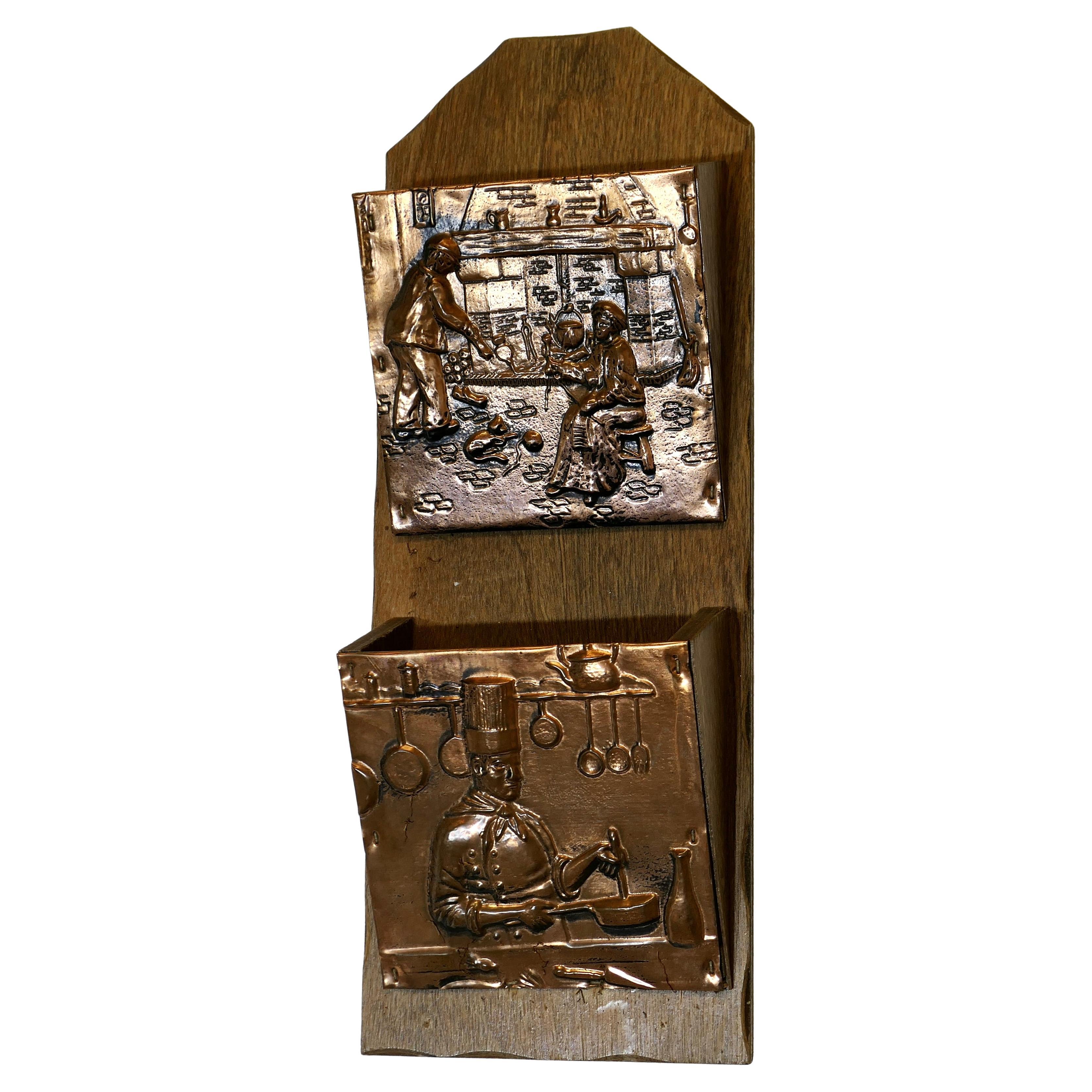 Artesanía francesa, colgante de pared de cobre  Estante para cartas en venta