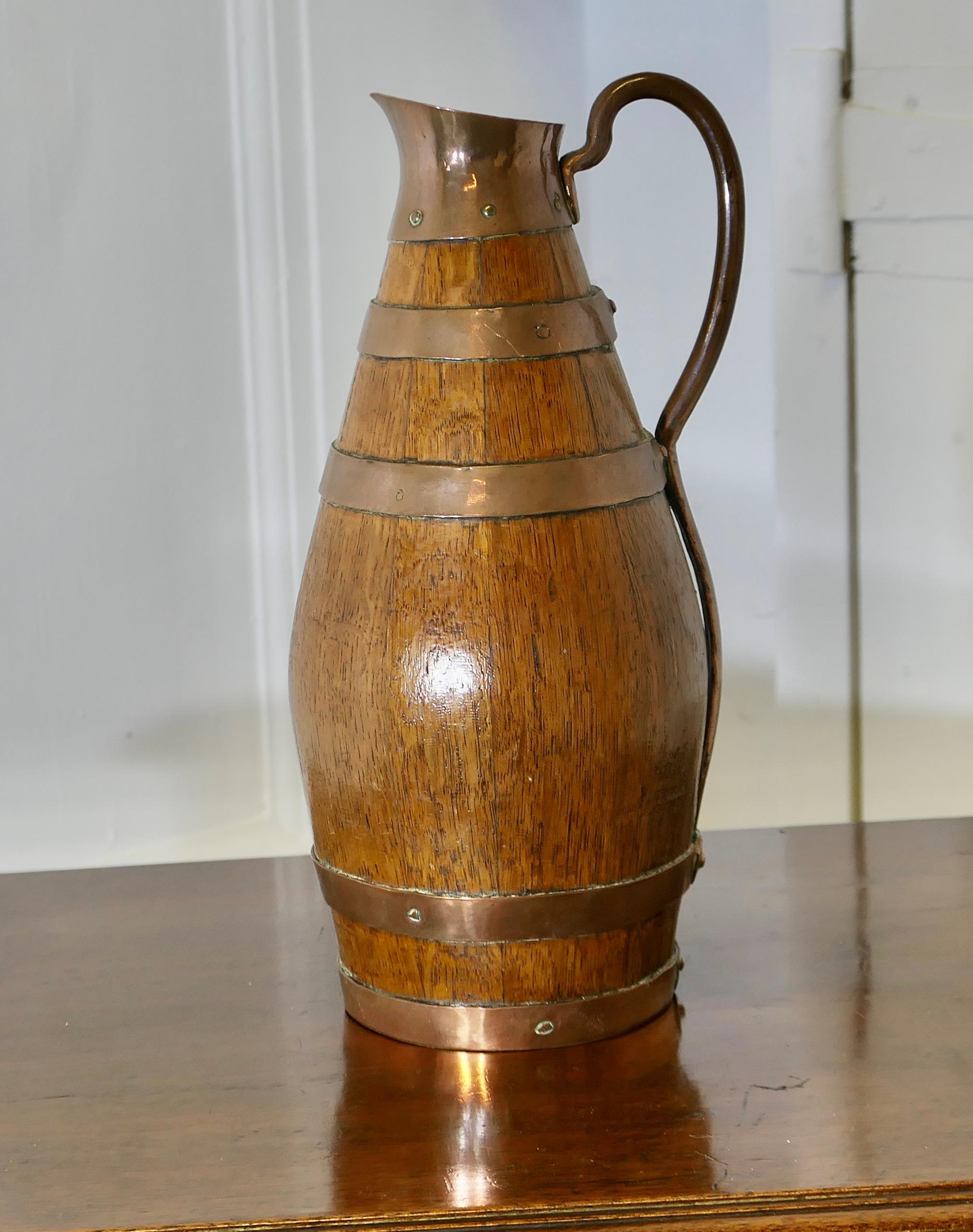 Brocca da sidro francese Arts and Crafts in Oak dorato con bande di rame In condizioni buone in vendita a Godshill, Isle of Wight