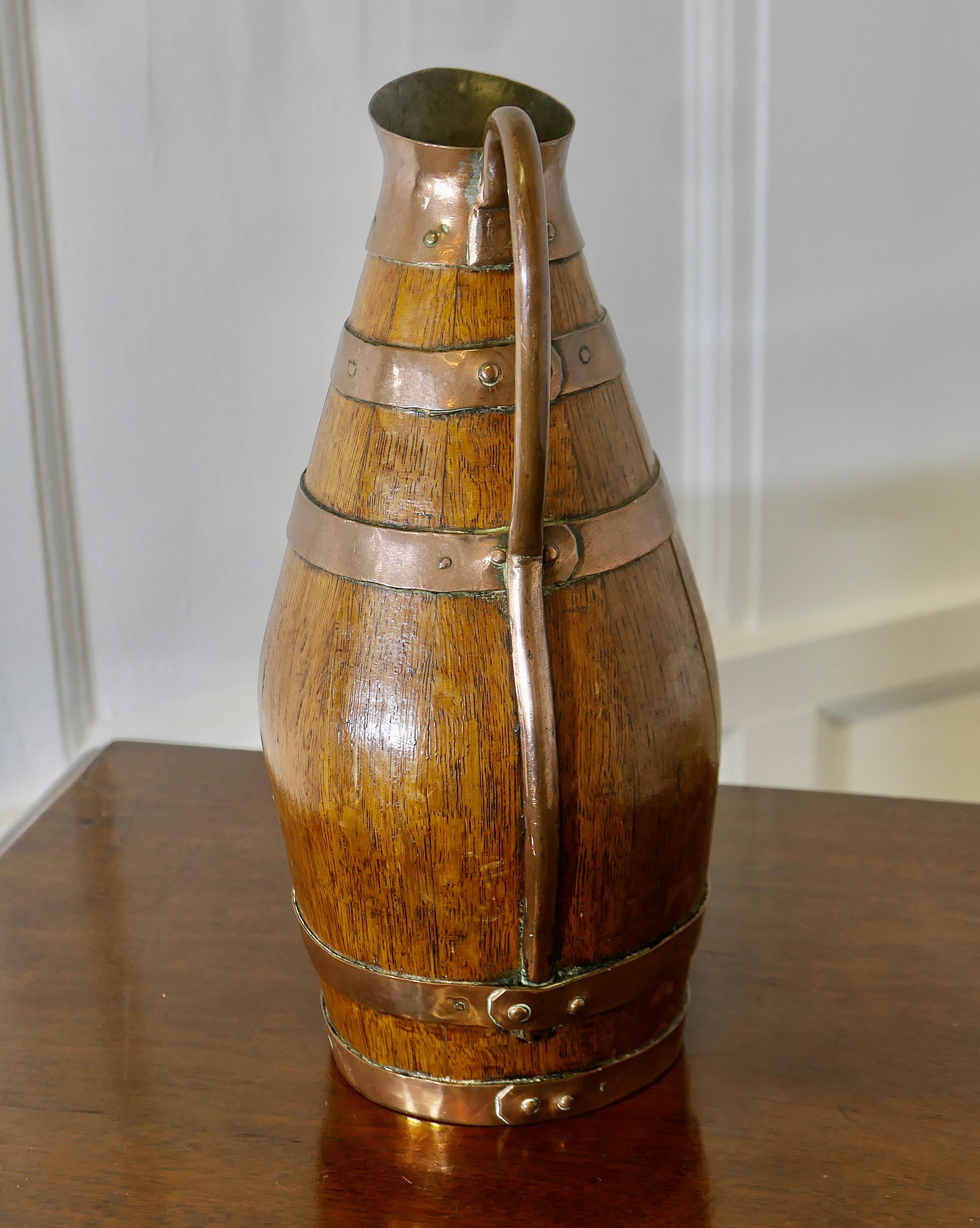 Fine XIX secolo Brocca da sidro francese Arts and Crafts in Oak dorato con bande di rame in vendita