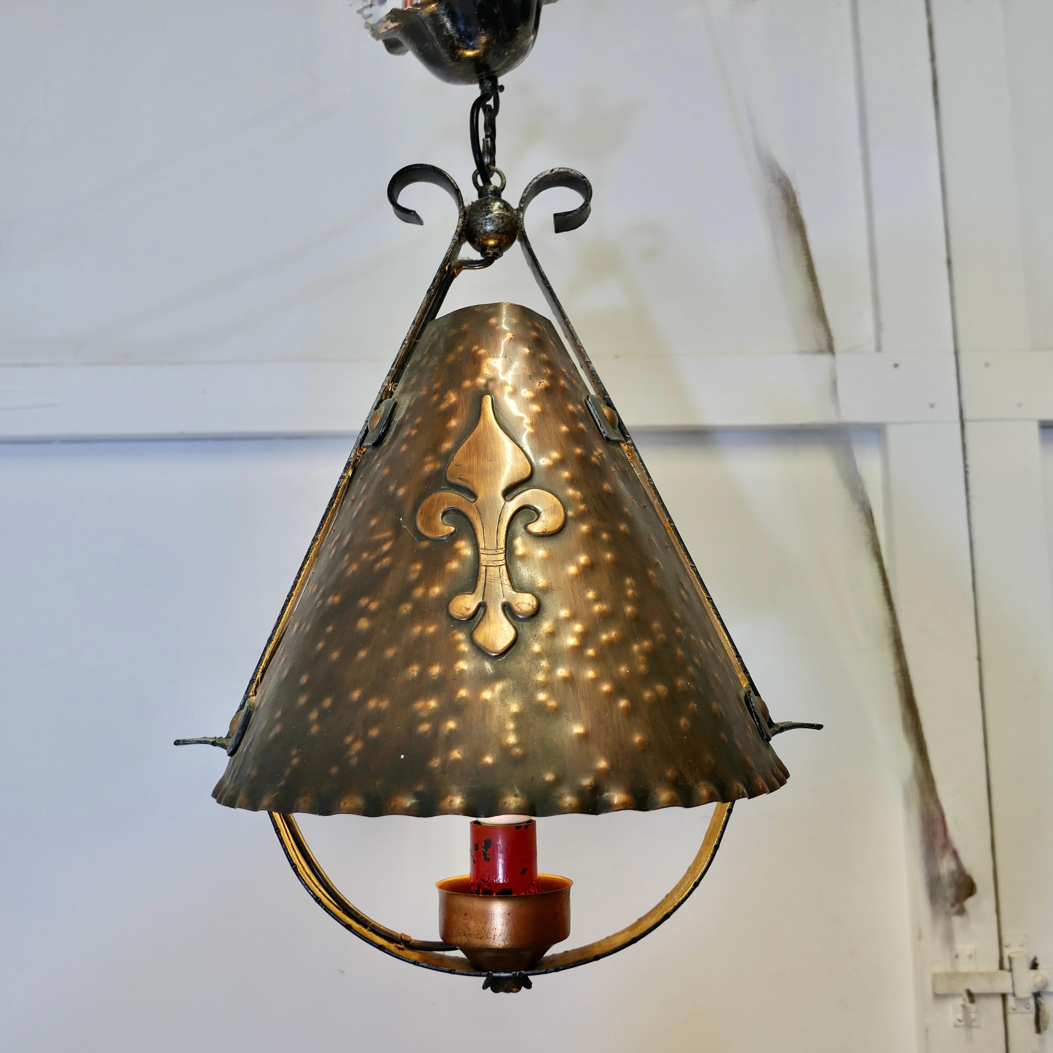 Cuivre Lanterne gothique française Arts and Crafts  Une lumière très inhabituelle  en vente