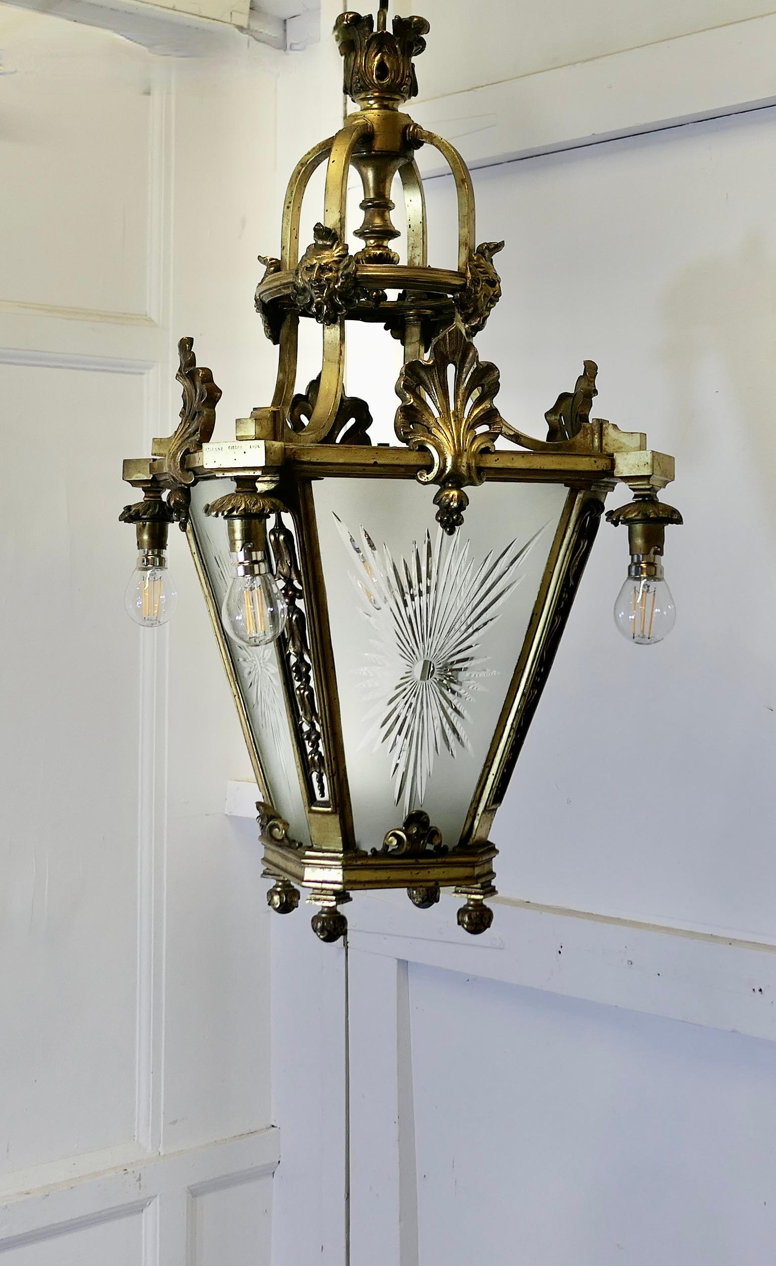 Große französische Deckenlaterne im gotischen Stil und Kunsthandwerk

Dies ist eine sehr große und schwere Halle Laterne ist es ein Klassiker entworfen und signiert Etiene Giraud Lyon 
Die Lampe leuchtet mit einer Lampe in der Mitte und einer
