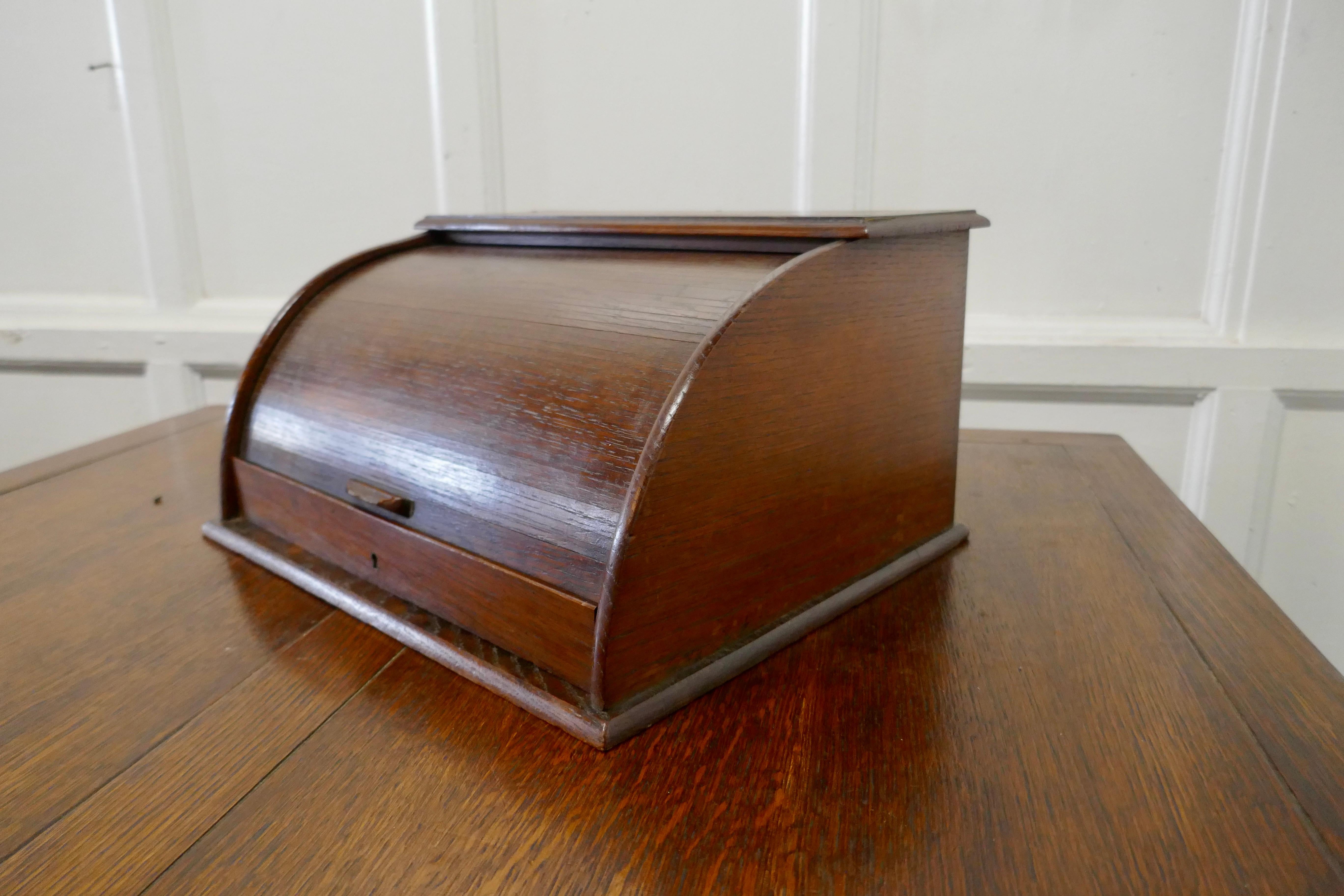 Schreibtischschachtel aus Eiche im französischen Arts and Crafts-Stil mit Tambour im Zustand „Gut“ im Angebot in Chillerton, Isle of Wight
