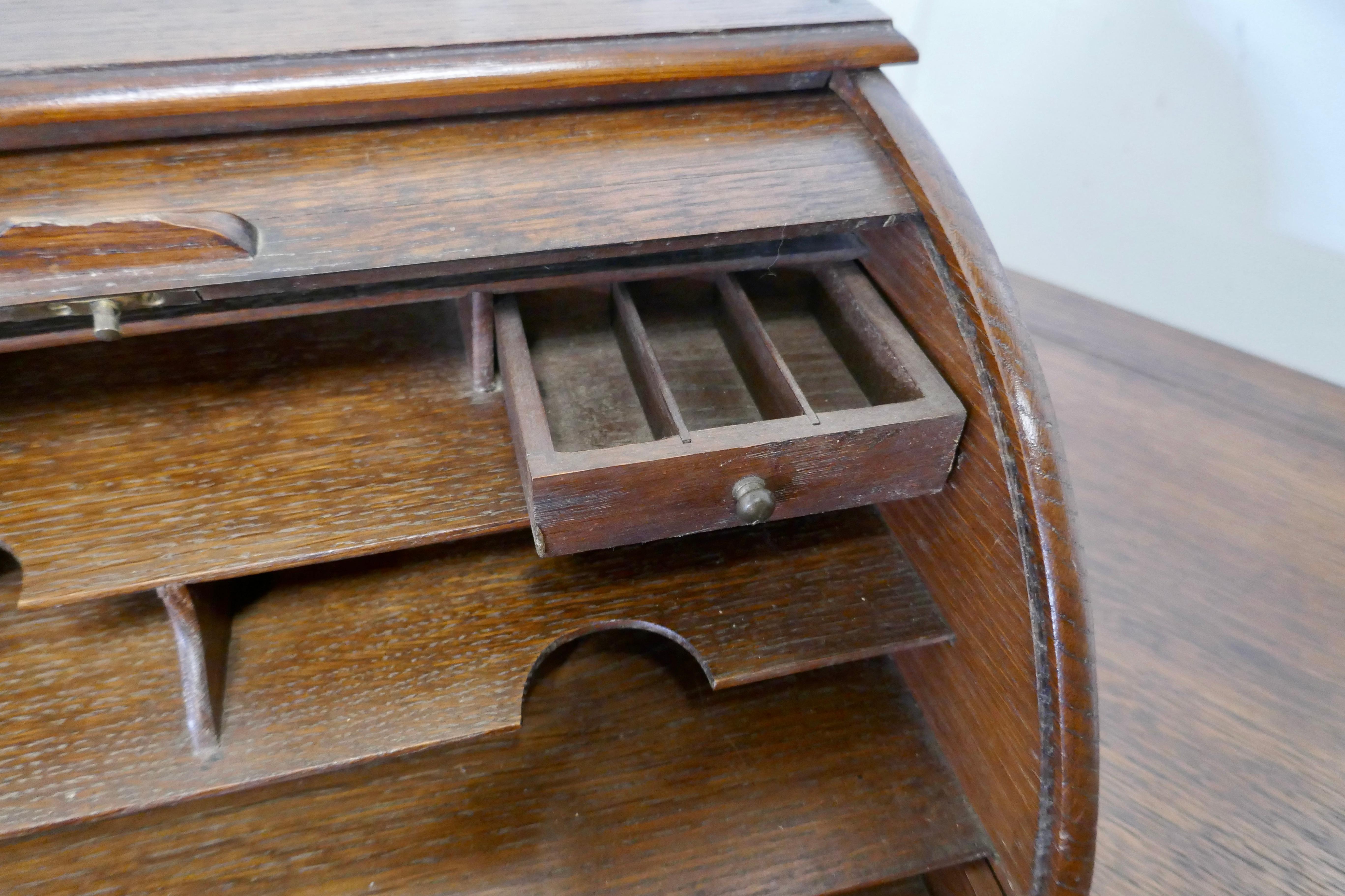 Schreibtischschachtel aus Eiche im französischen Arts and Crafts-Stil mit Tambour (Eichenholz) im Angebot