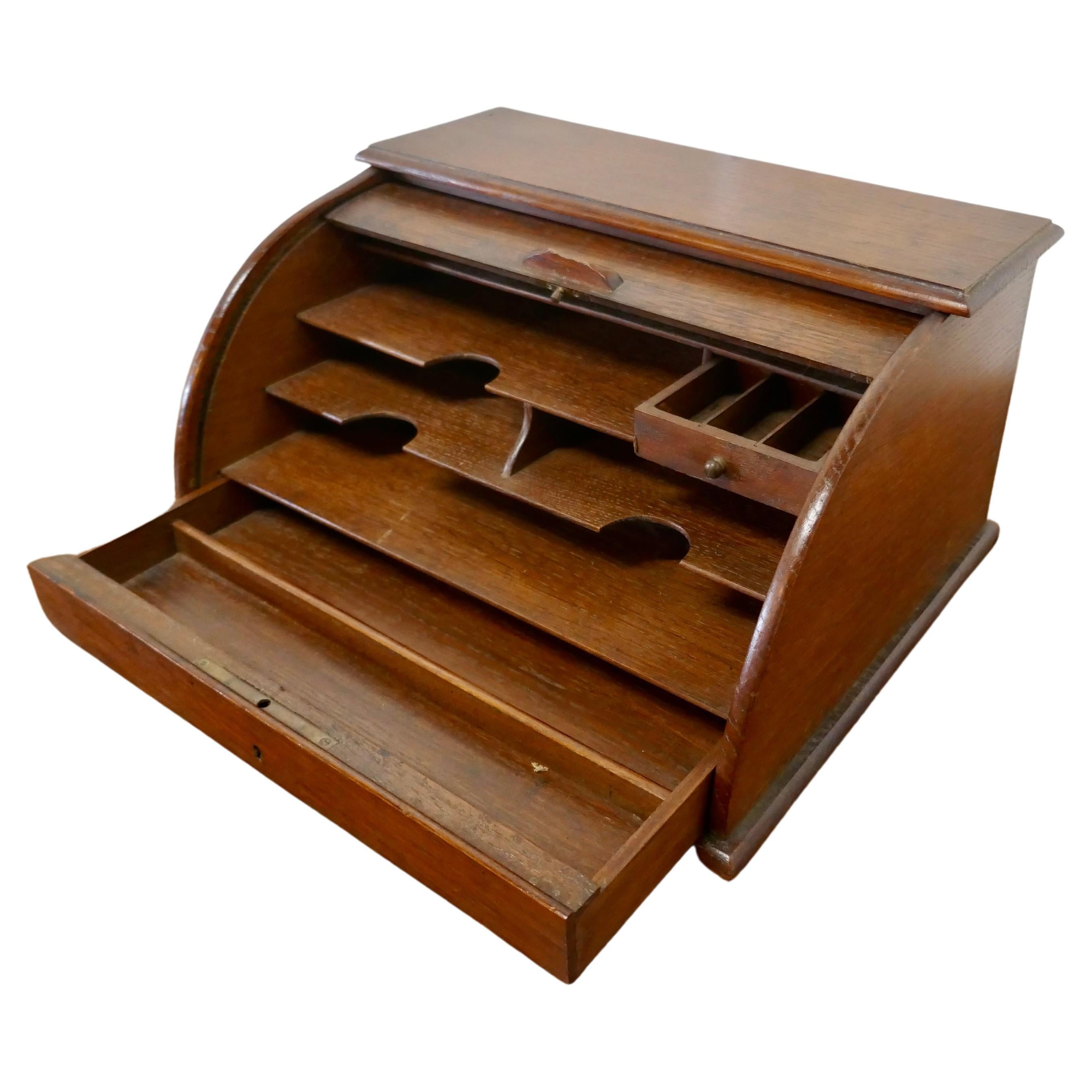 Schreibtischschachtel aus Eiche im französischen Arts and Crafts-Stil mit Tambour im Angebot