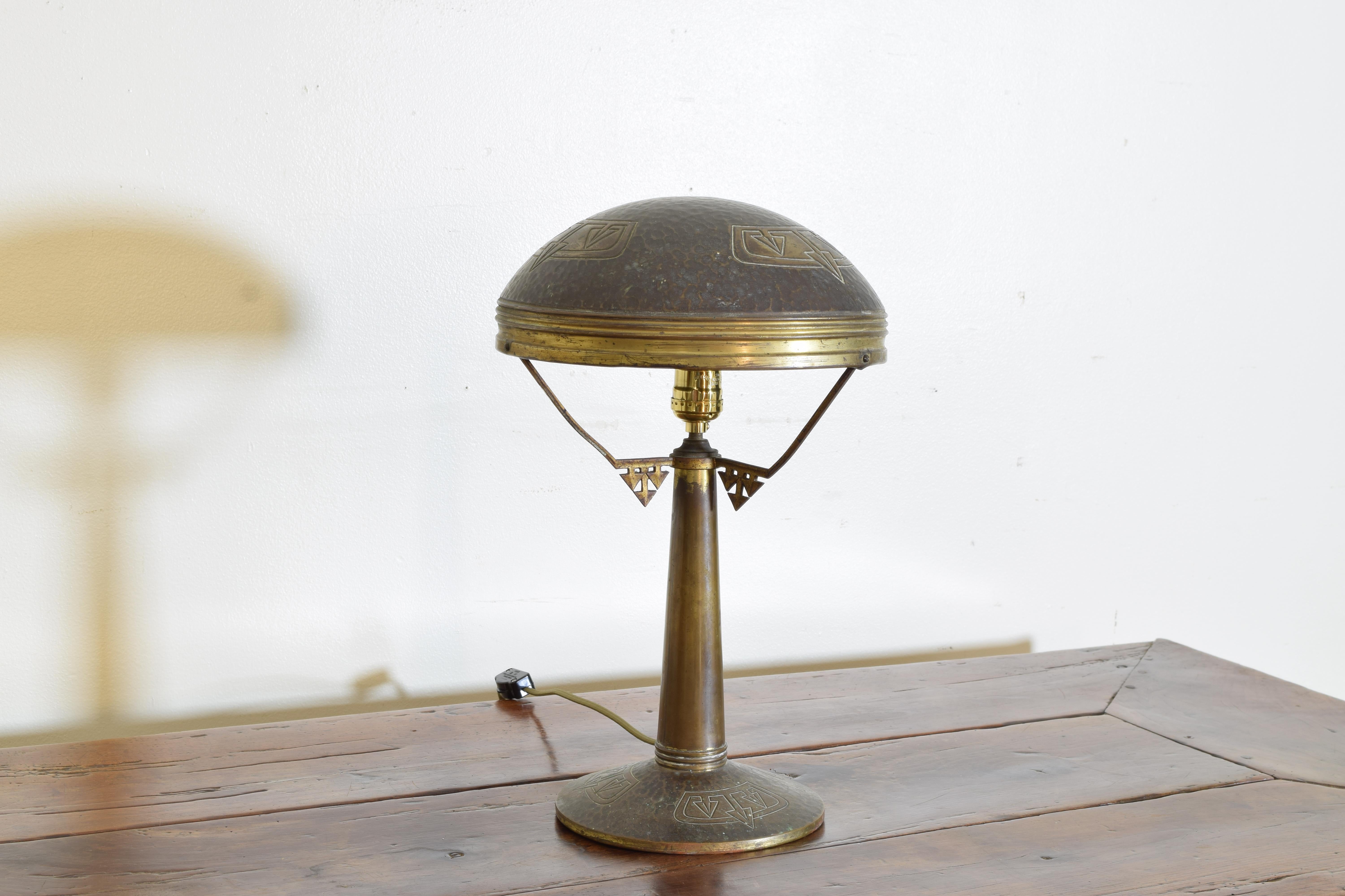 Französische Arts and Crafts-Tischlampe aus patiniertem Messing, frühes 20. Jahrhundert im Zustand „Gut“ im Angebot in Atlanta, GA