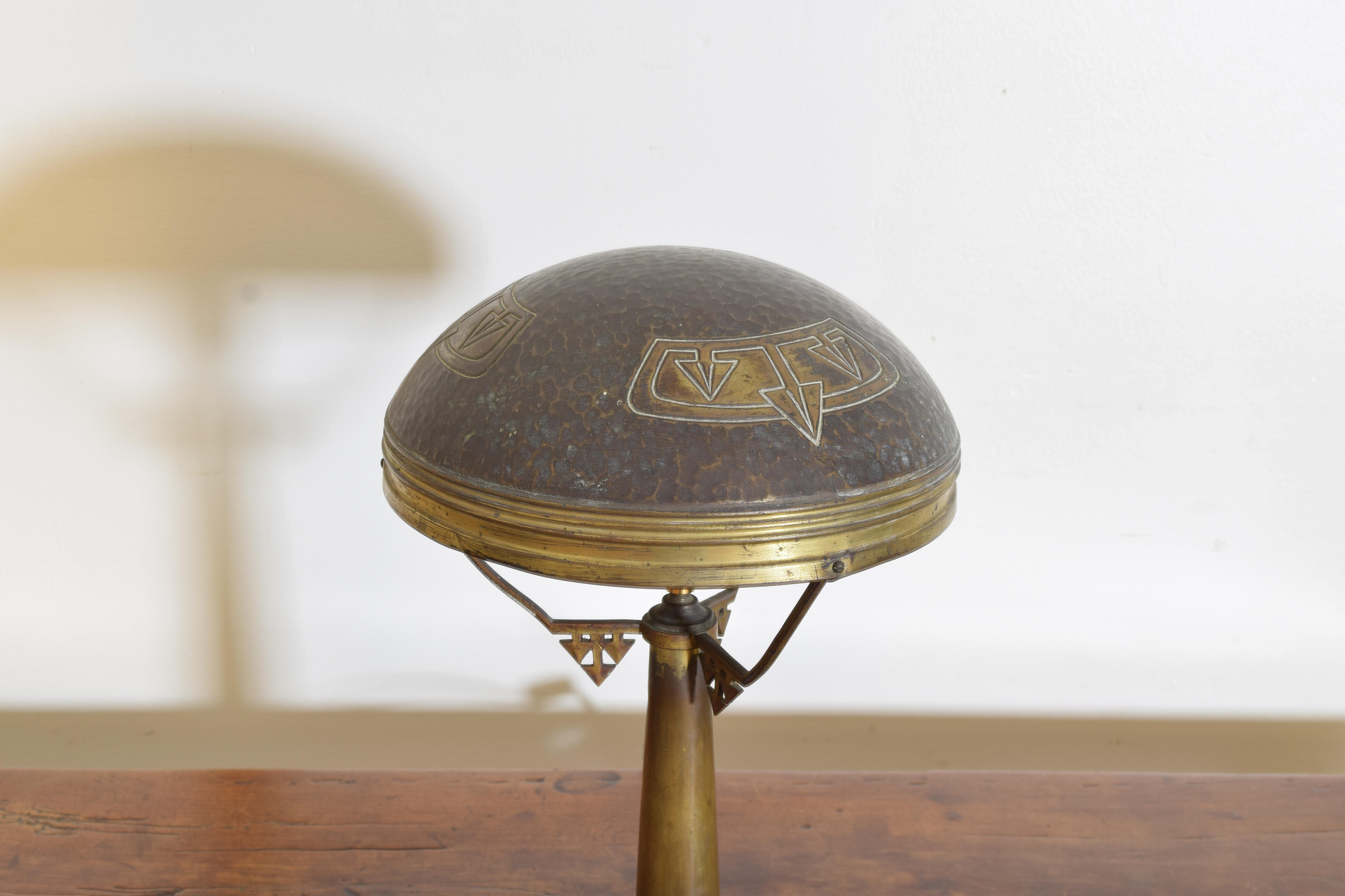 Französische Arts and Crafts-Tischlampe aus patiniertem Messing, frühes 20. Jahrhundert im Angebot 1