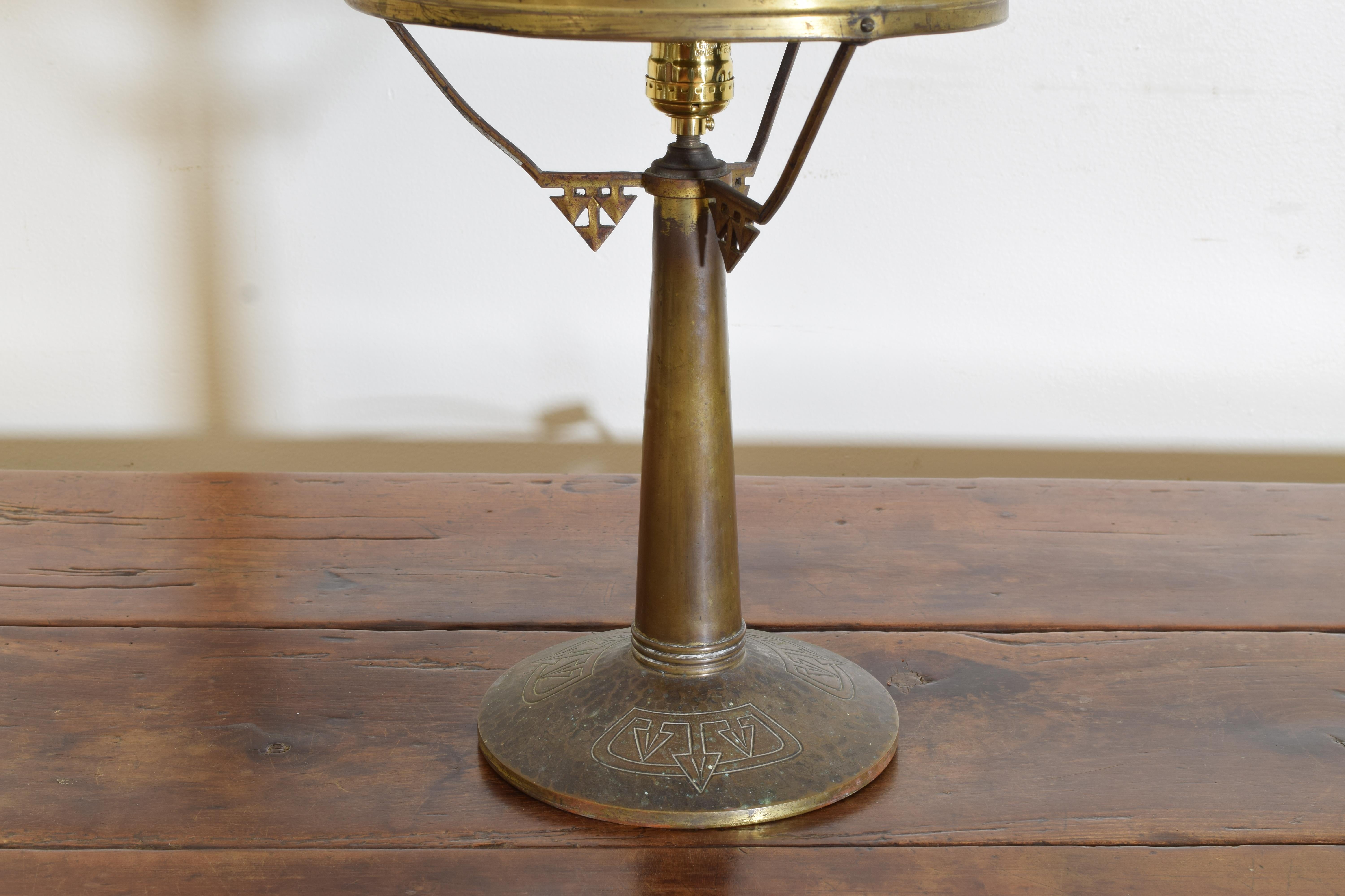 Französische Arts and Crafts-Tischlampe aus patiniertem Messing, frühes 20. Jahrhundert im Angebot 2