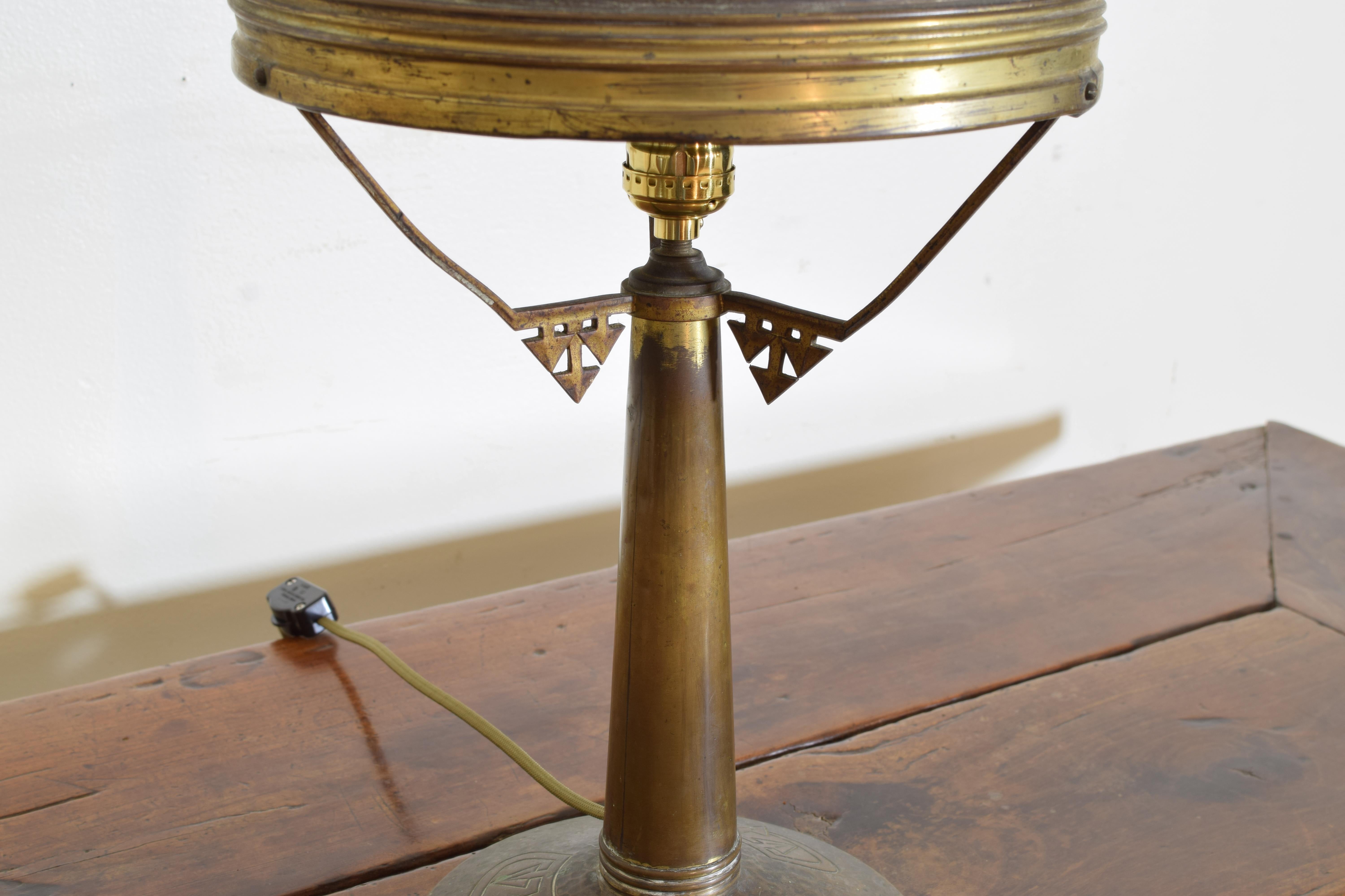 Französische Arts and Crafts-Tischlampe aus patiniertem Messing, frühes 20. Jahrhundert im Angebot 3