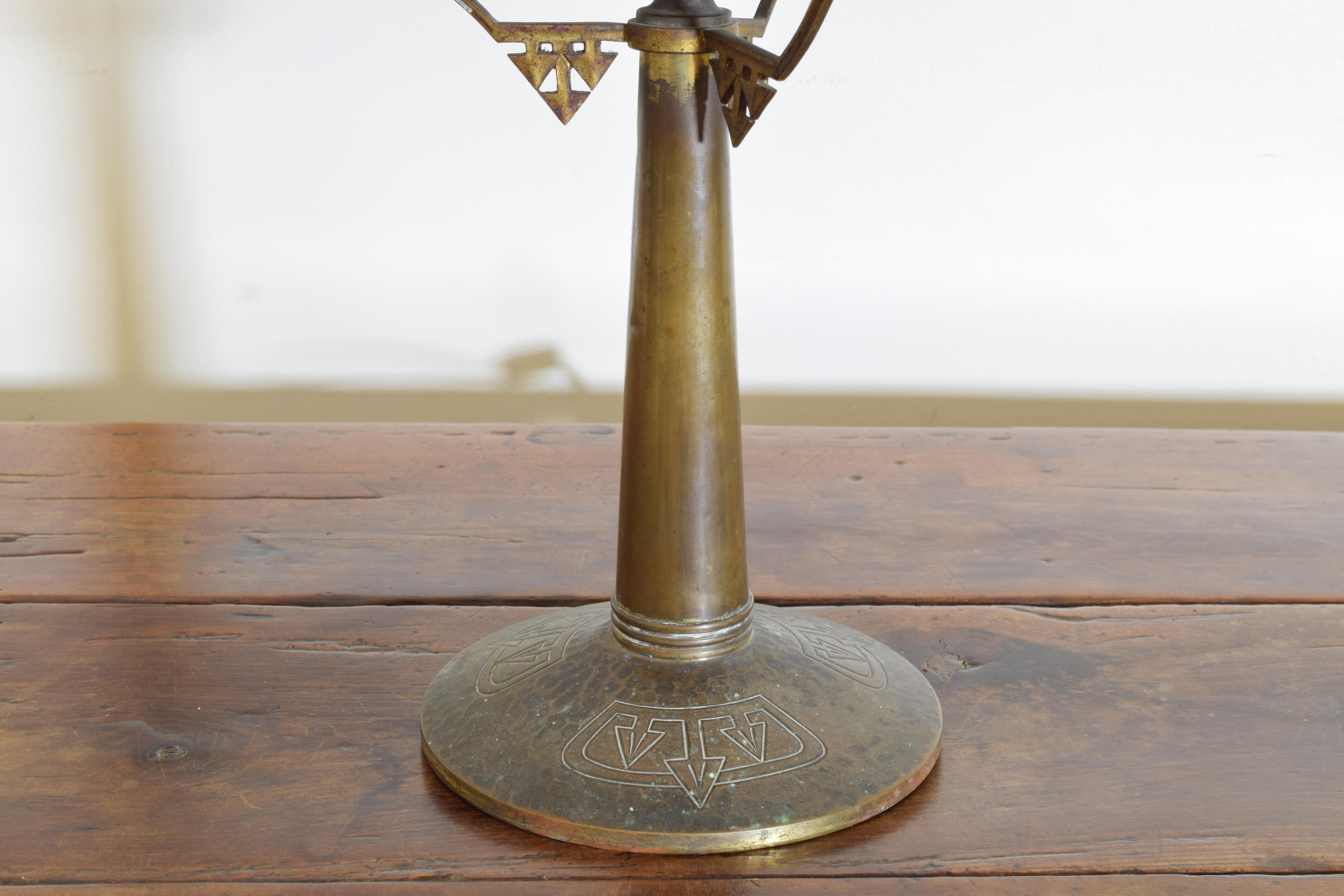 Französische Arts and Crafts-Tischlampe aus patiniertem Messing, frühes 20. Jahrhundert im Angebot 4