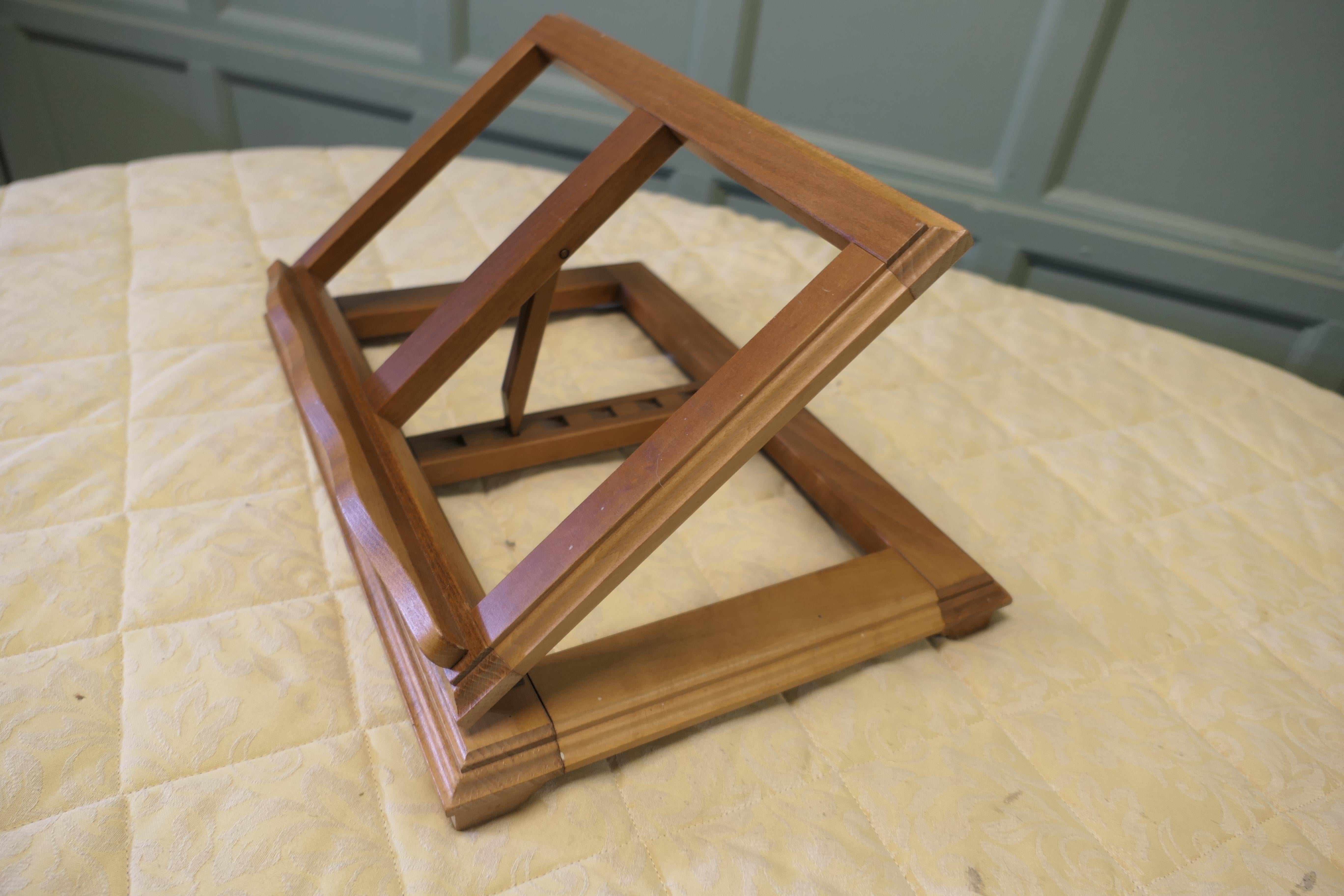 French Arts and Crafts Walnut Folding Book Rest or Music Stand, Lutrin In Good Condition In Godshill, Isle of Wight