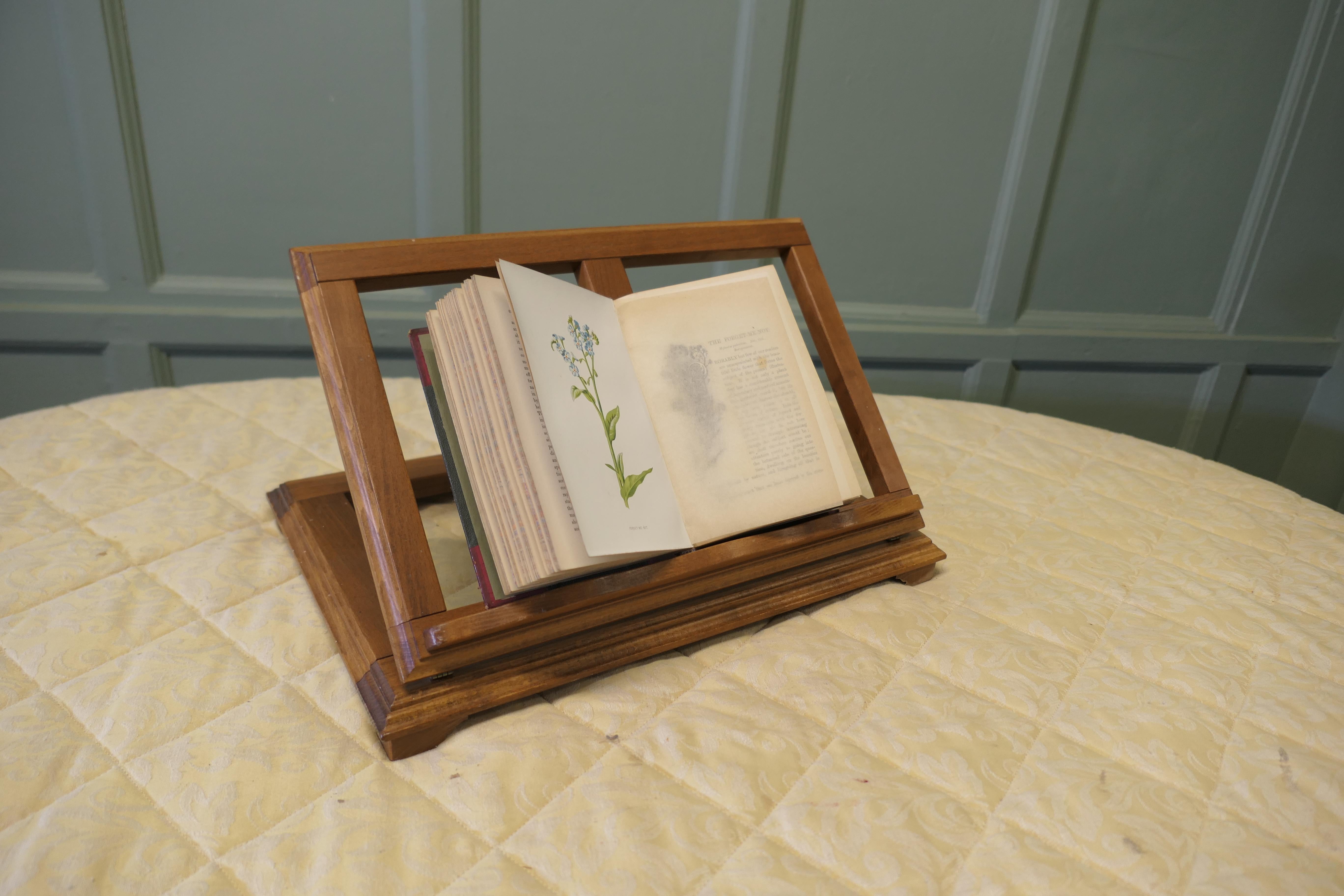 Mid-20th Century French Arts and Crafts Walnut Folding Book Rest or Music Stand, Lutrin