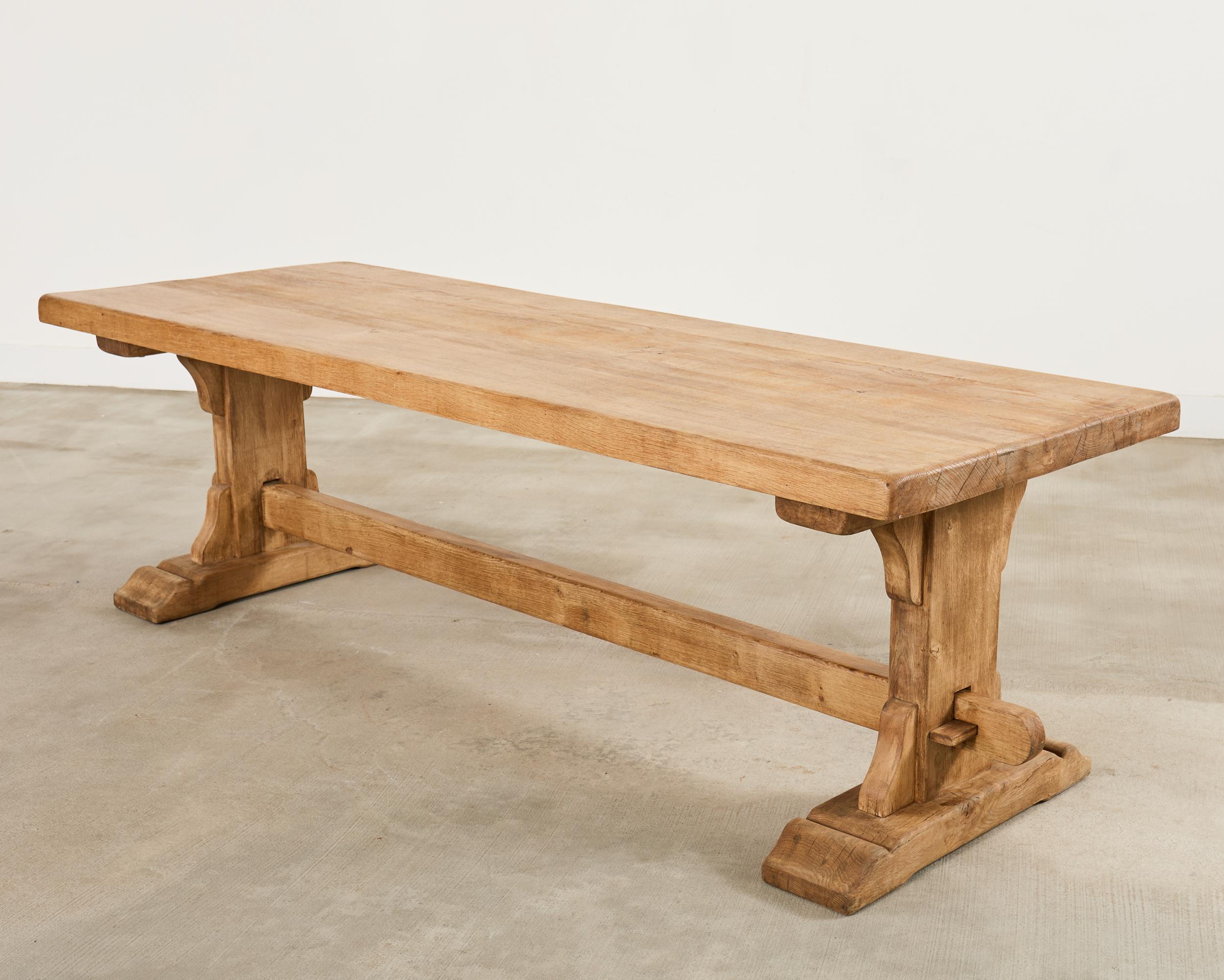 Artesanía Francesa Mesa de Comedor de Caballete de Roble Blanqueado 8 Pies en venta 7