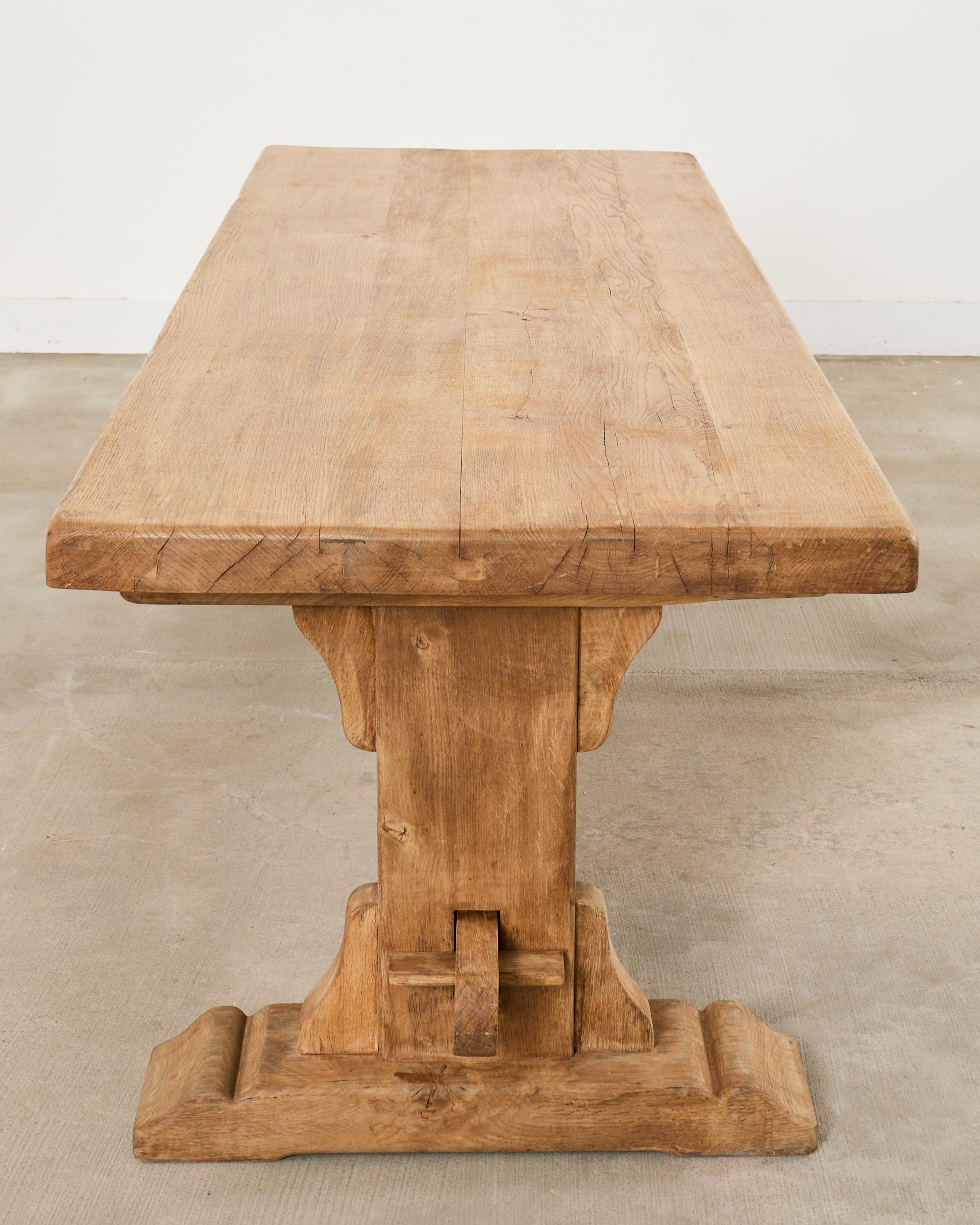 Artesanía Francesa Mesa de Comedor de Caballete de Roble Blanqueado 8 Pies en venta 8