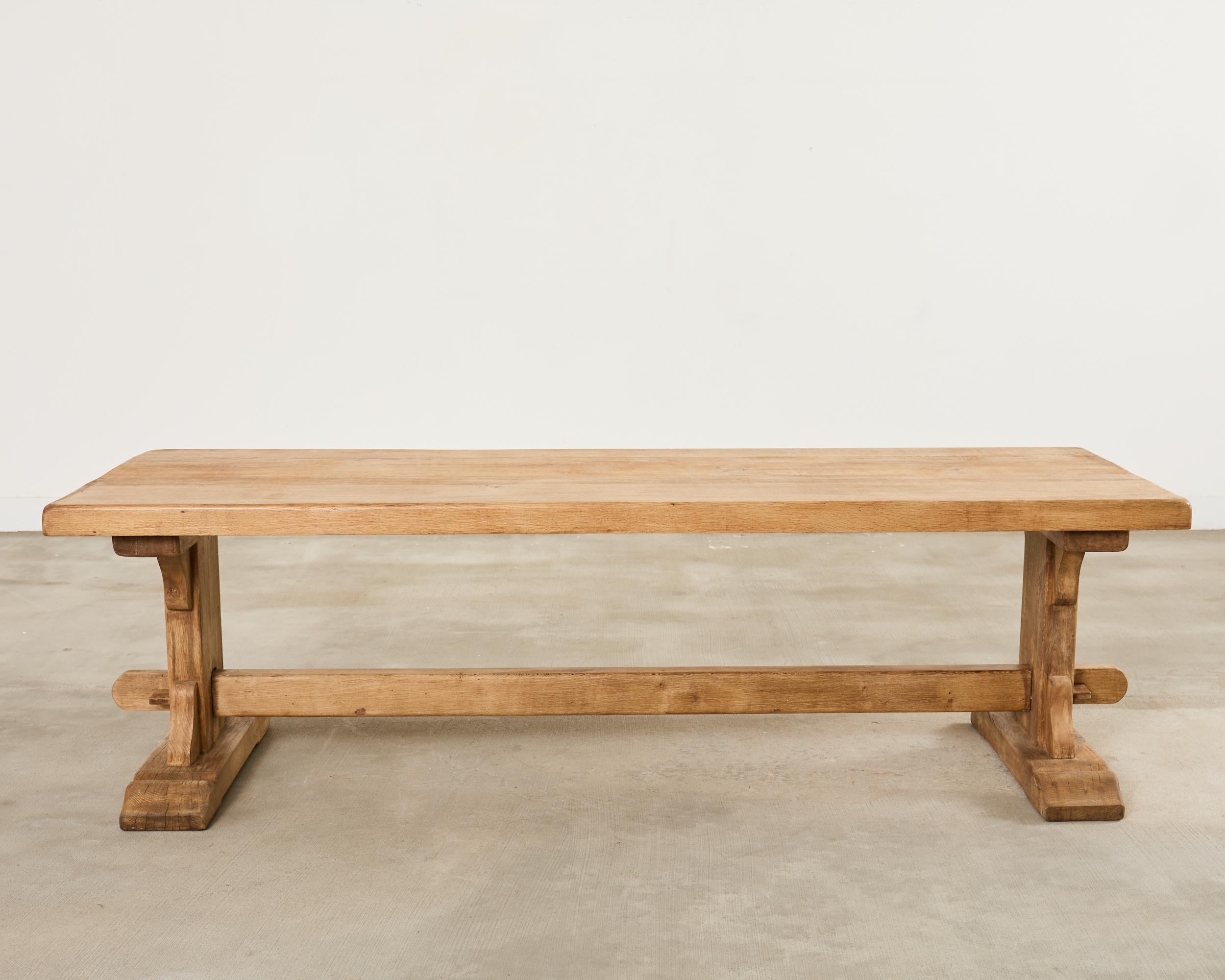 Artesanía Francesa Mesa de Comedor de Caballete de Roble Blanqueado 8 Pies en venta 10