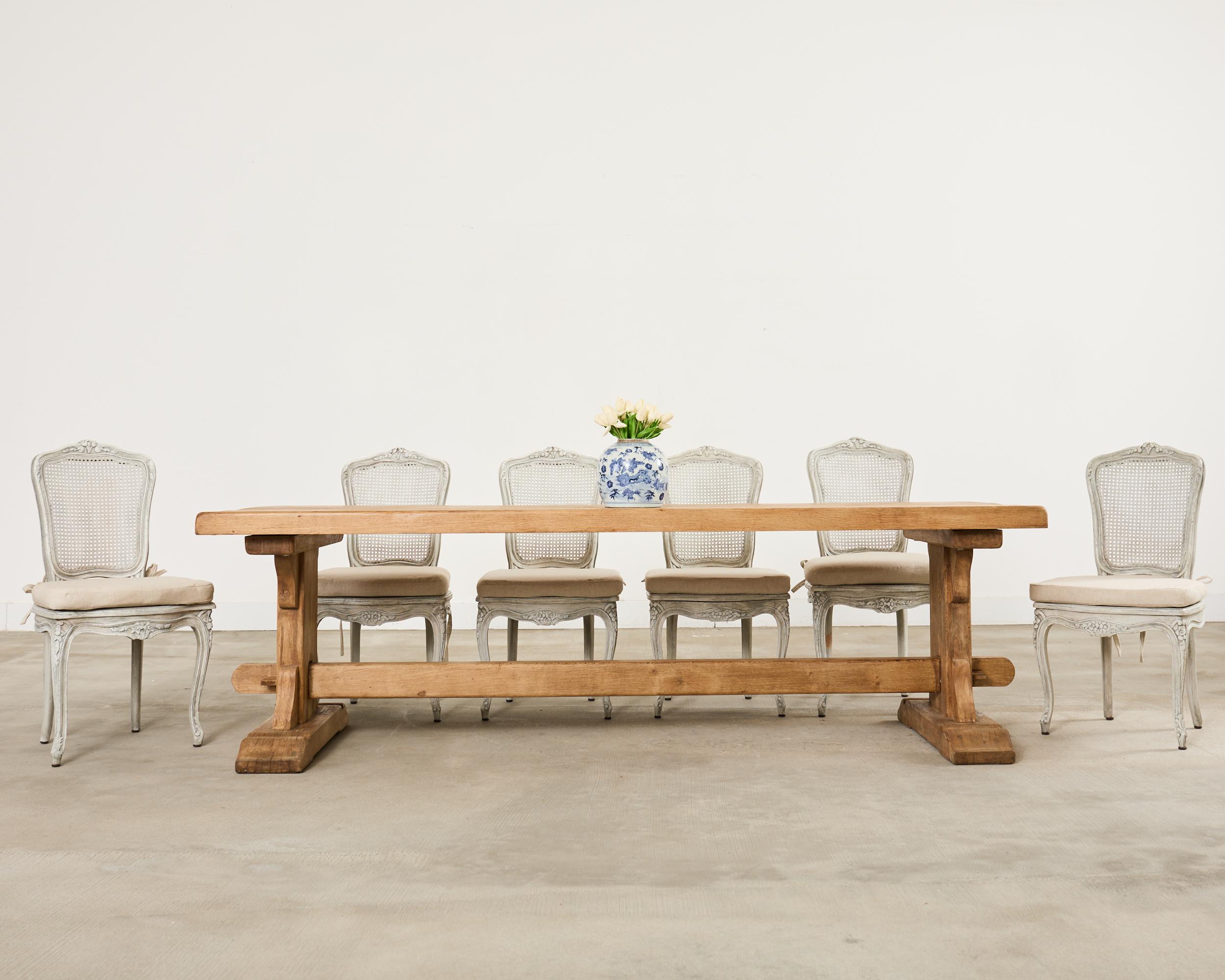 Importante mesa de comedor de granja francesa de principios del siglo XX fabricada en el periodo de las artes decorativas y la artesanía. La mesa está fabricada en roble macizo con un acabado decapado y blanqueado que muestra la textura de las vetas