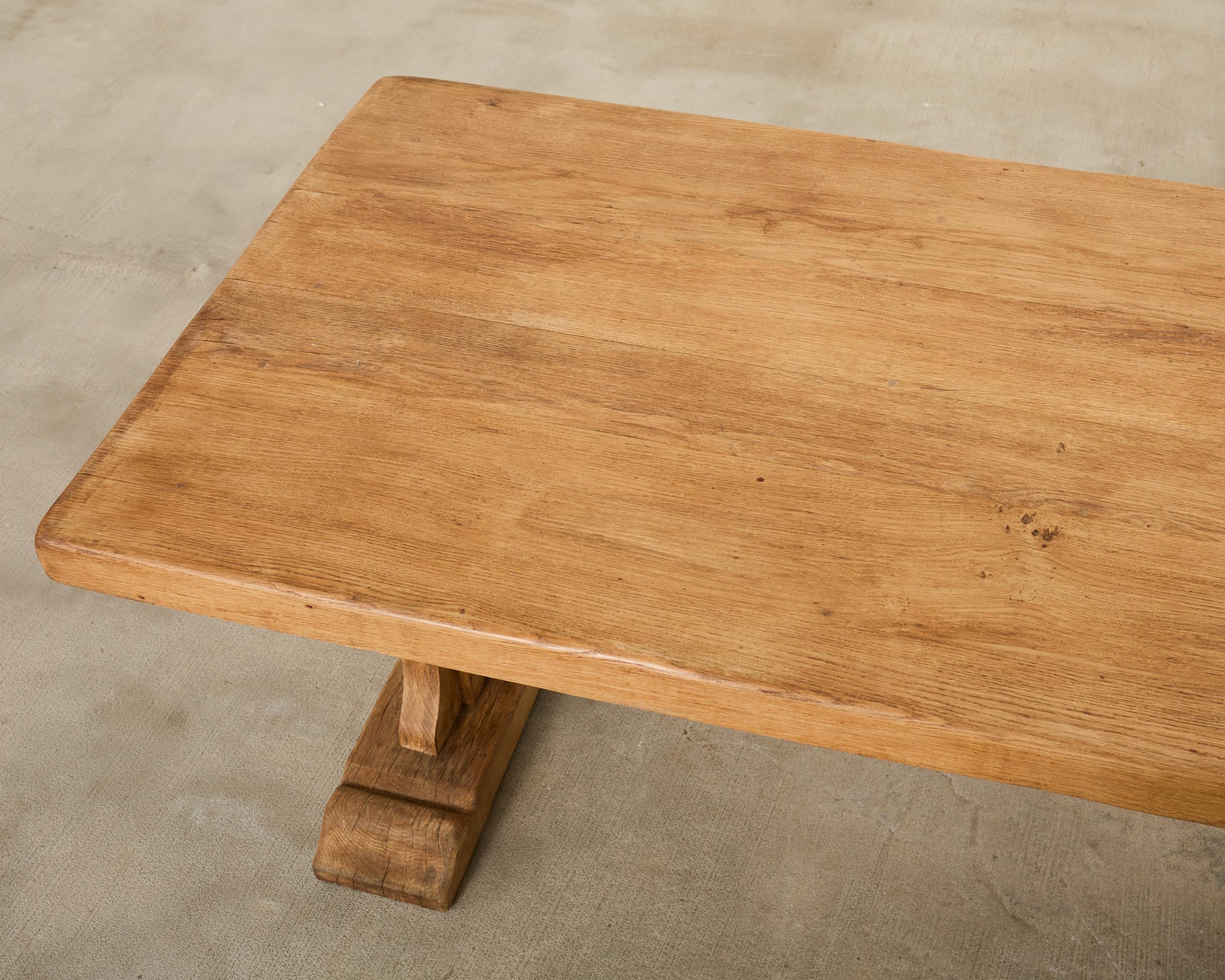 Artesanía Francesa Mesa de Comedor de Caballete de Roble Blanqueado 8 Pies siglo XX en venta