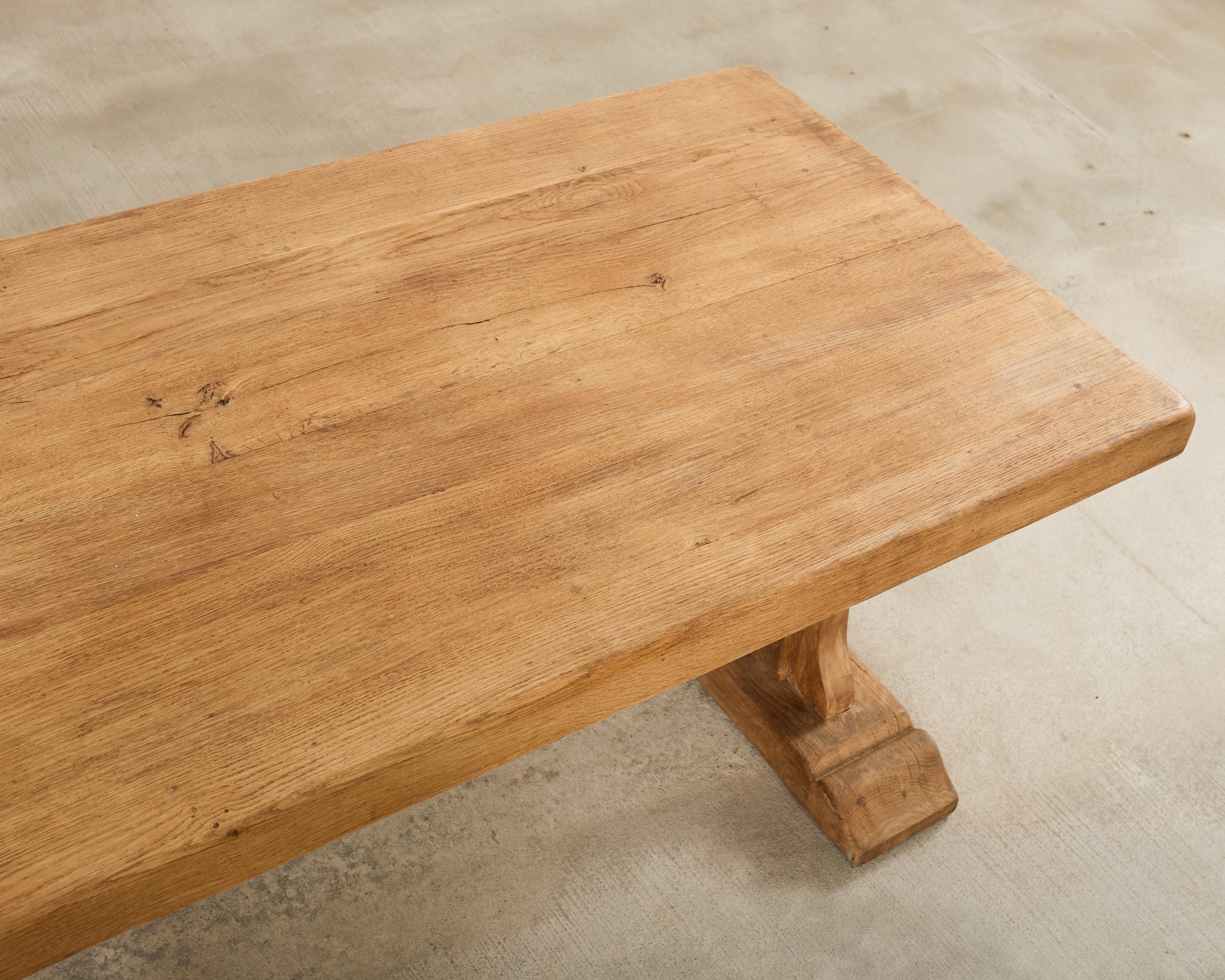 Artesanía Francesa Mesa de Comedor de Caballete de Roble Blanqueado 8 Pies en venta 1