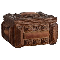 Scatola imbottita in legno di noce e velluto intagliato di Tramp Art francese del periodo Arts 
Crafts