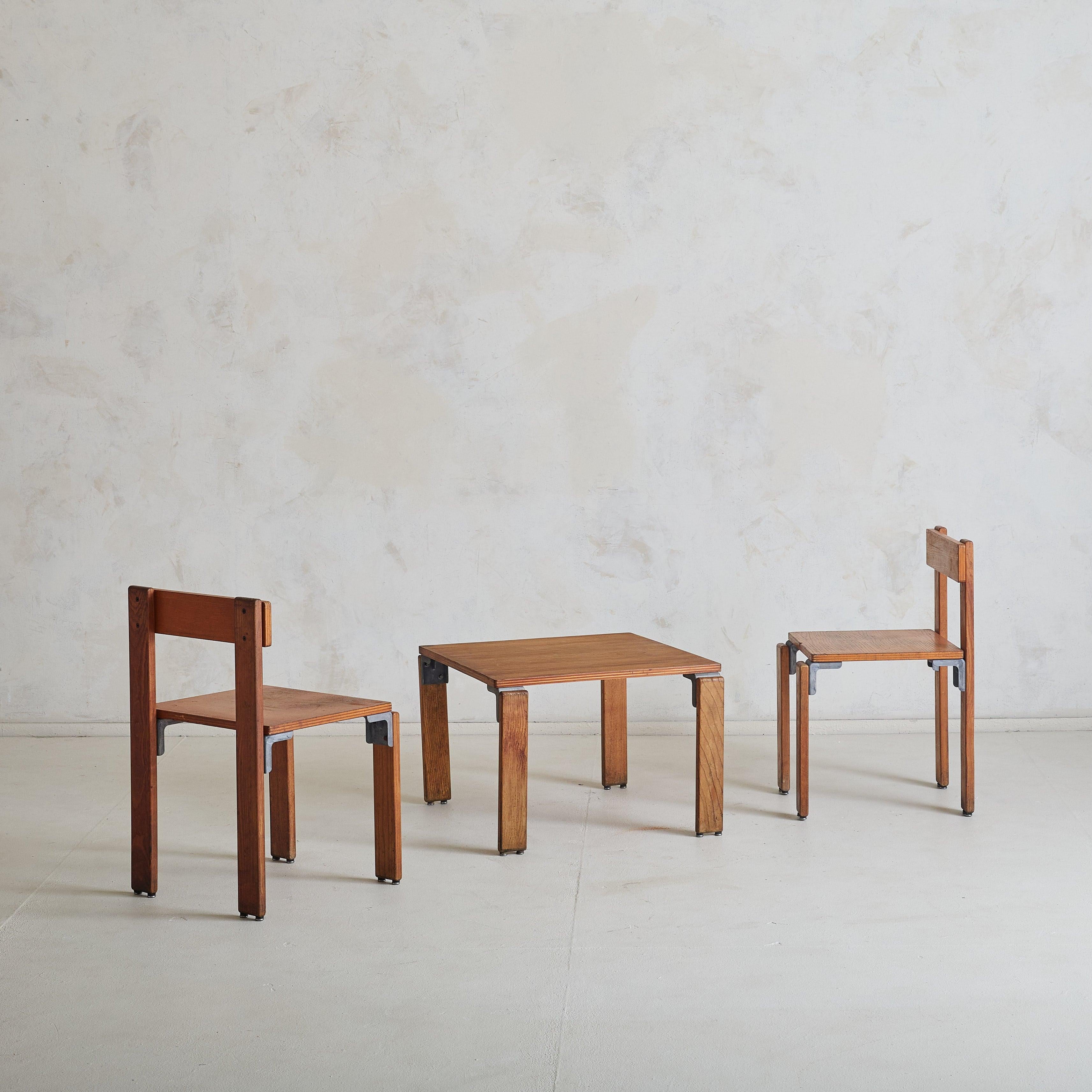 Table basse en frêne conçue par Georges Candilis et Anja Blomstedt en 1969 pour la station balnéaire Les Carrats à Port-Leucate, en France. Ce modèle a ensuite été produit par Sentou de 1970 à 1971. Édition rare, fabriquée à la main en quelques