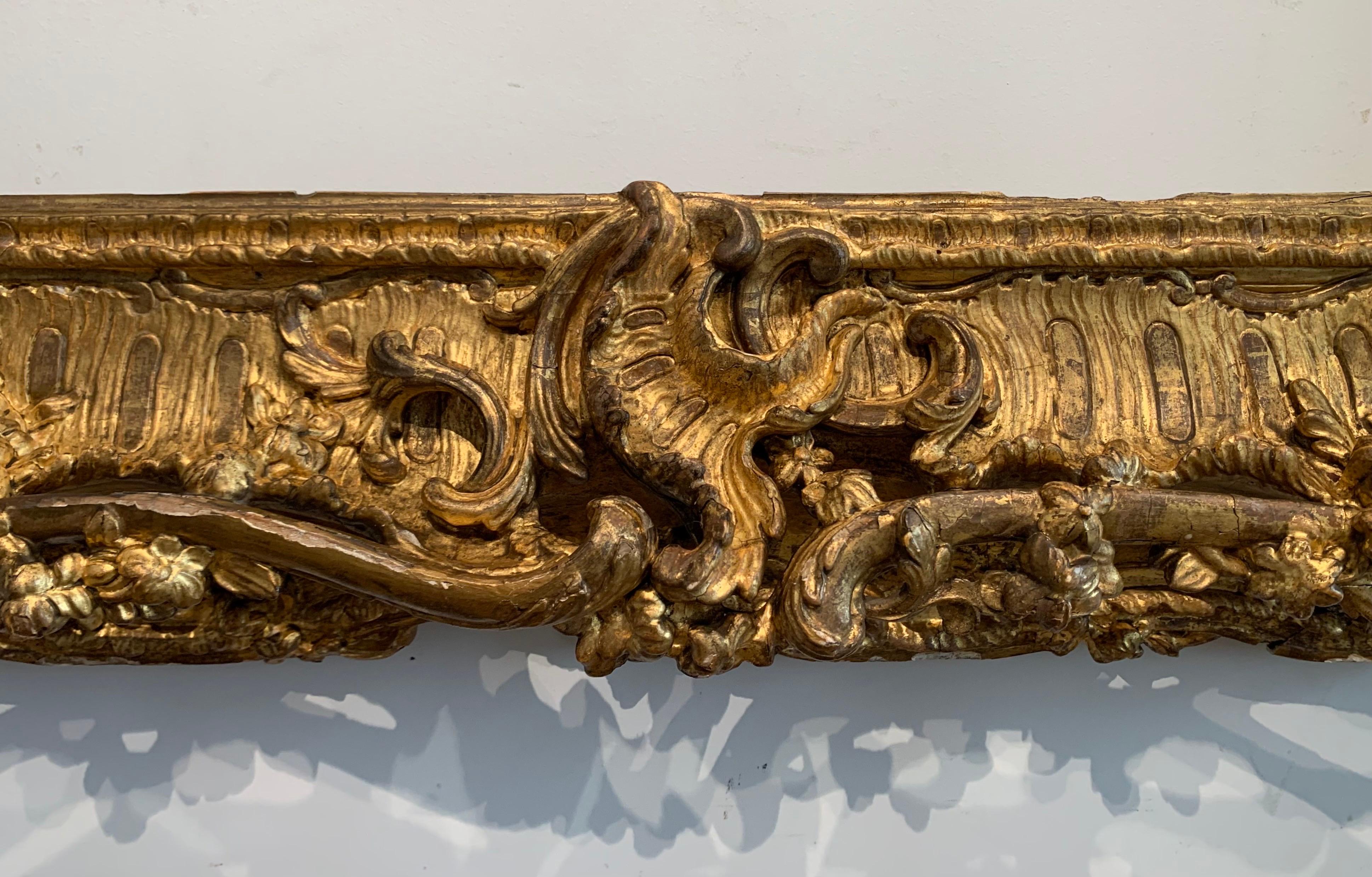 Französisch Asymmetrisch 18. Jh. Rokokorahmen, geschnitztes und vergoldetes Holz, um 1735-40 im Angebot 7