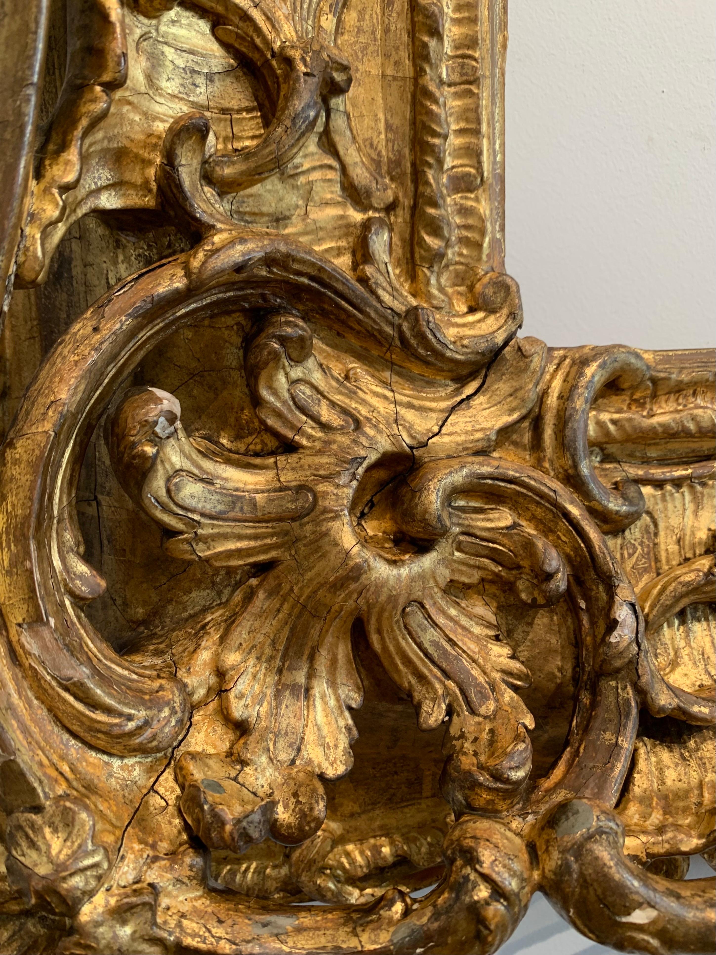 Asymétrique français du 18ème siècle Cadre Rococo, bois sculpté et doré, vers 1735-40 en vente 12