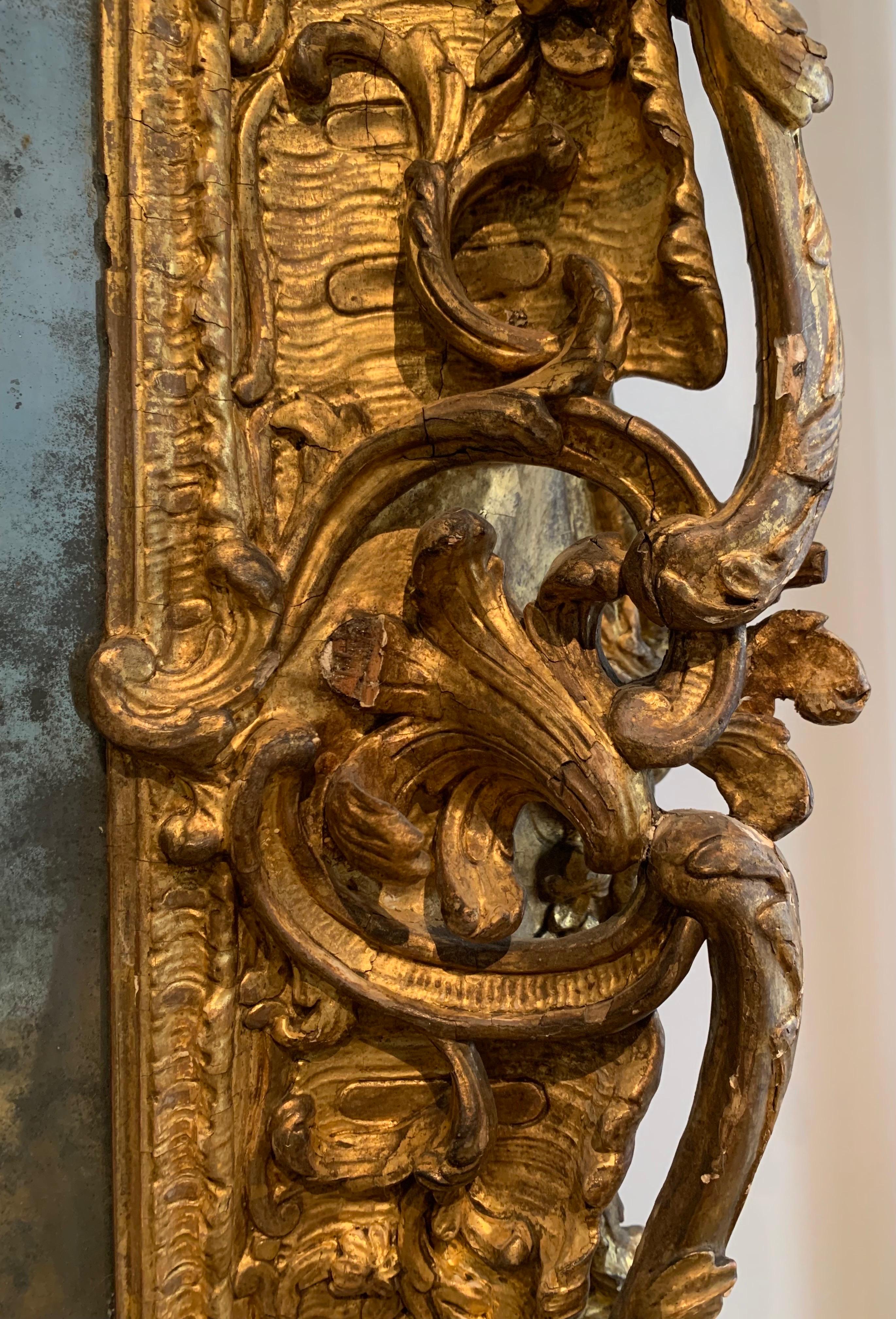 Französisch Asymmetrisch 18. Jh. Rokokorahmen, geschnitztes und vergoldetes Holz, um 1735-40 im Zustand „Gut“ im Angebot in PARIS, FR