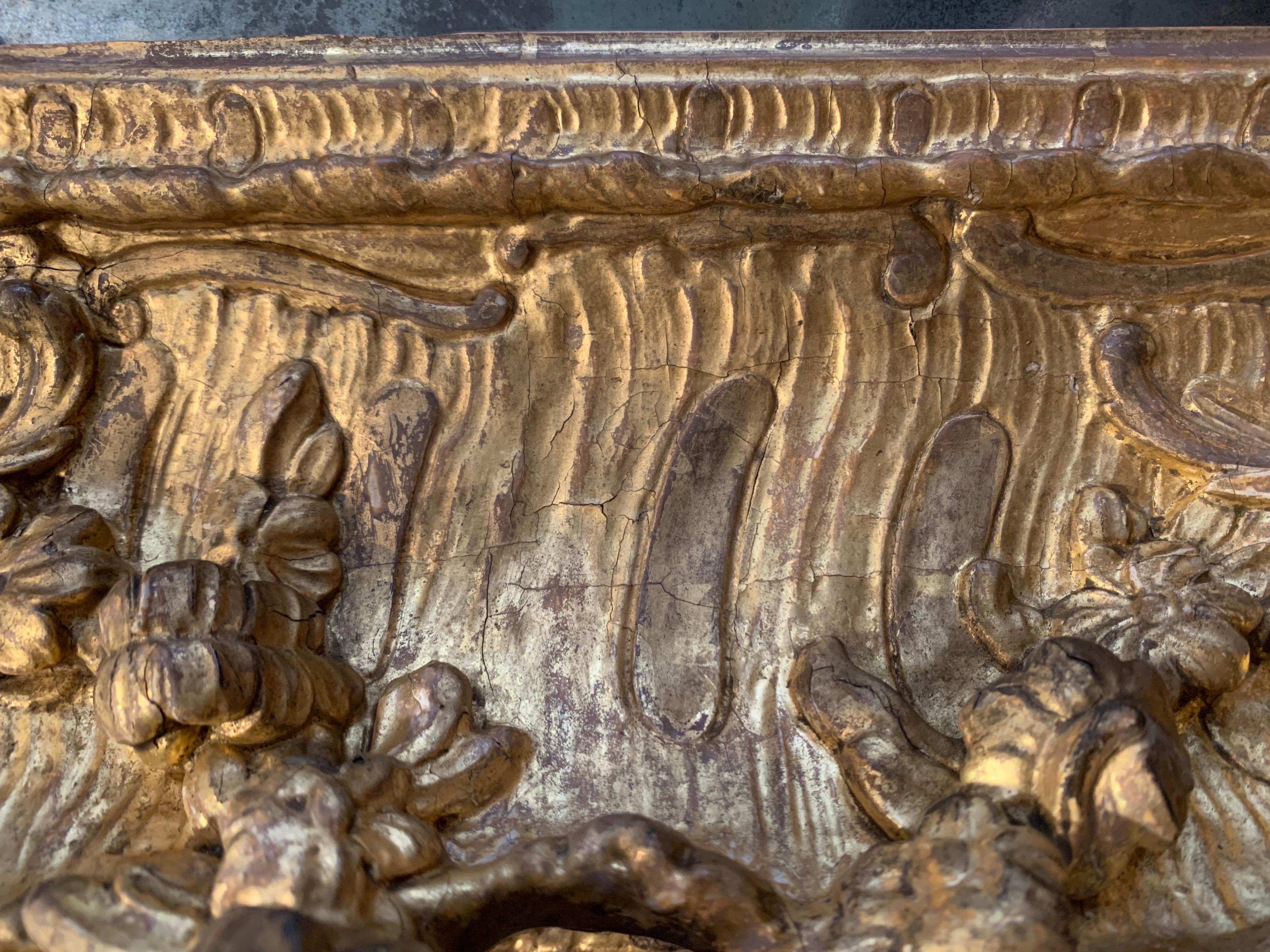 Asymétrique français du 18ème siècle Cadre Rococo, bois sculpté et doré, vers 1735-40 Bon état - En vente à PARIS, FR
