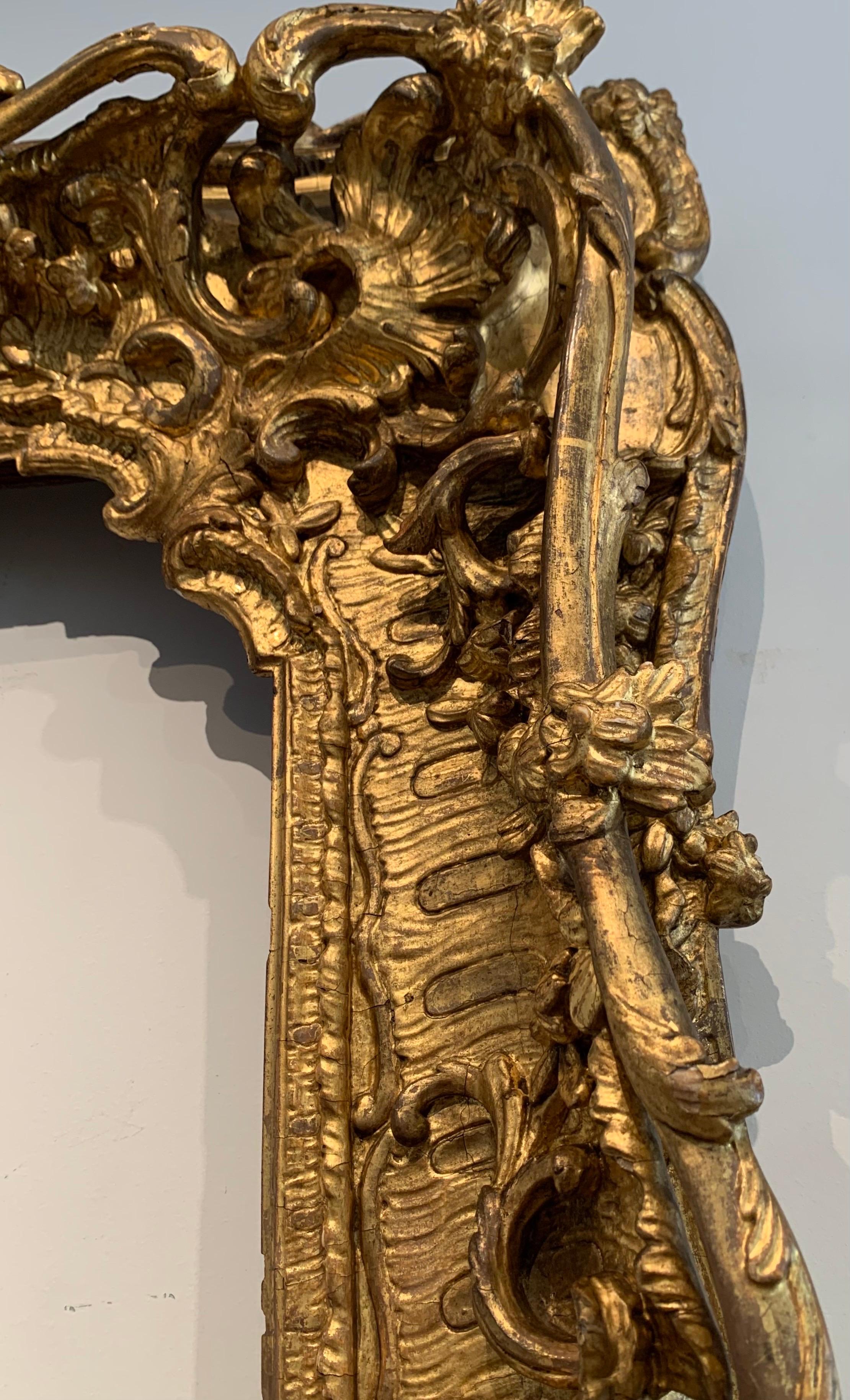 Asymétrique français du 18ème siècle Cadre Rococo, bois sculpté et doré, vers 1735-40 en vente 3