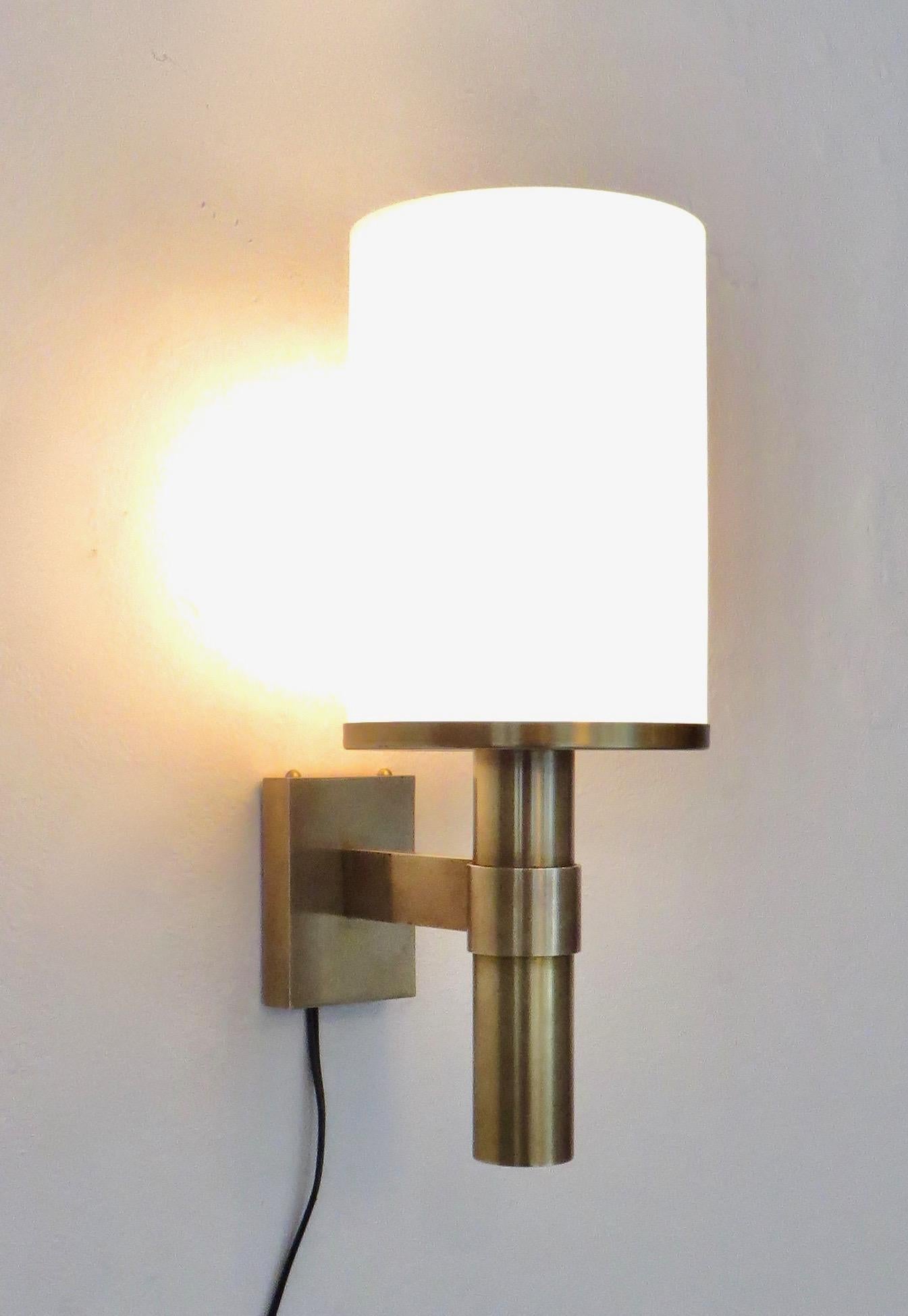 French Atelier Jean Perzel Single Vintage Brass and Frosted Glass Wall Sconce 10