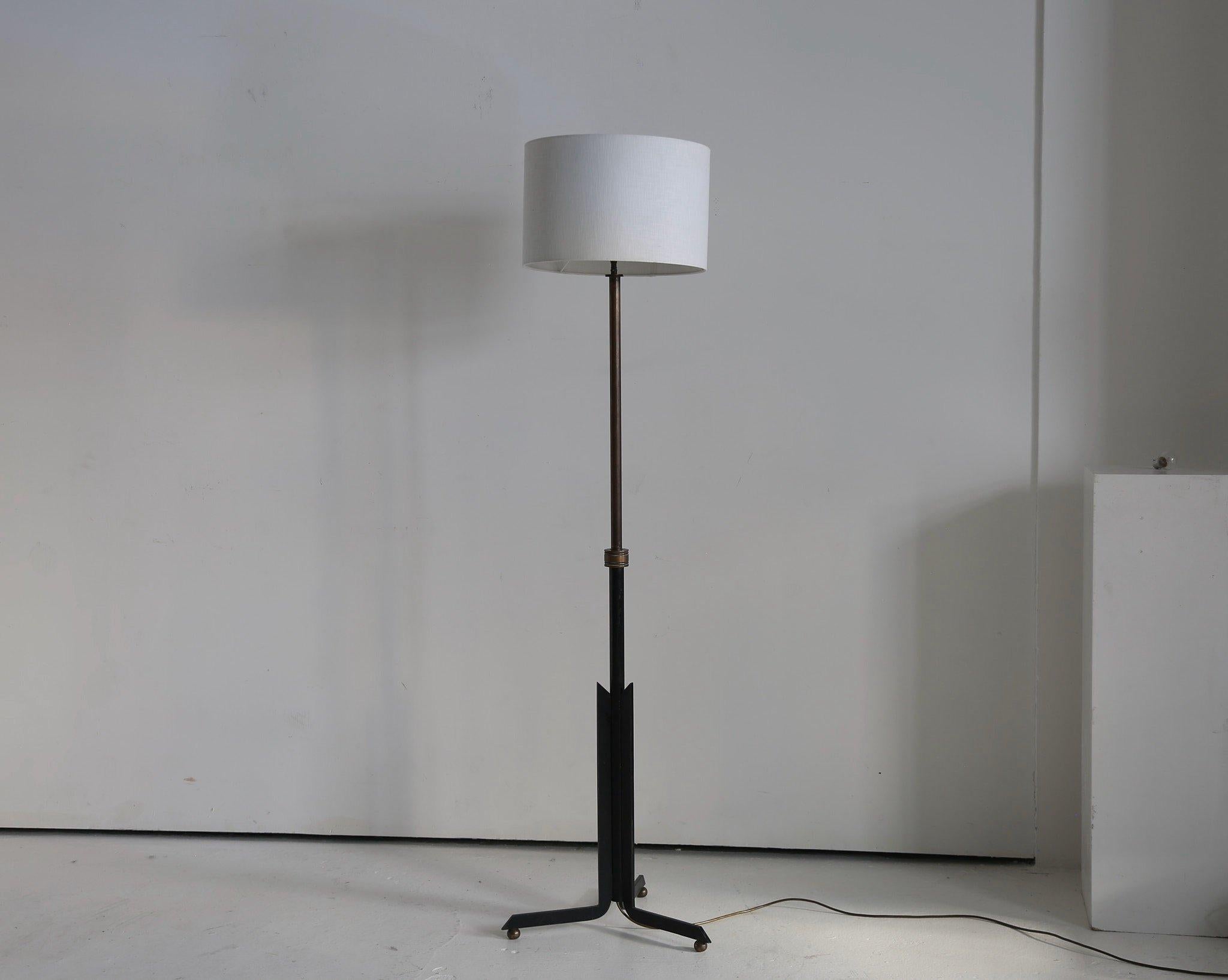 Impressive bronze and steel atomic floor lamp.

Stylish lines and detailing throughout, indicative of the 1960s space age obsessed design of the time.

H 154cm x W 48cm (without shade)

Wired to UK standards.
