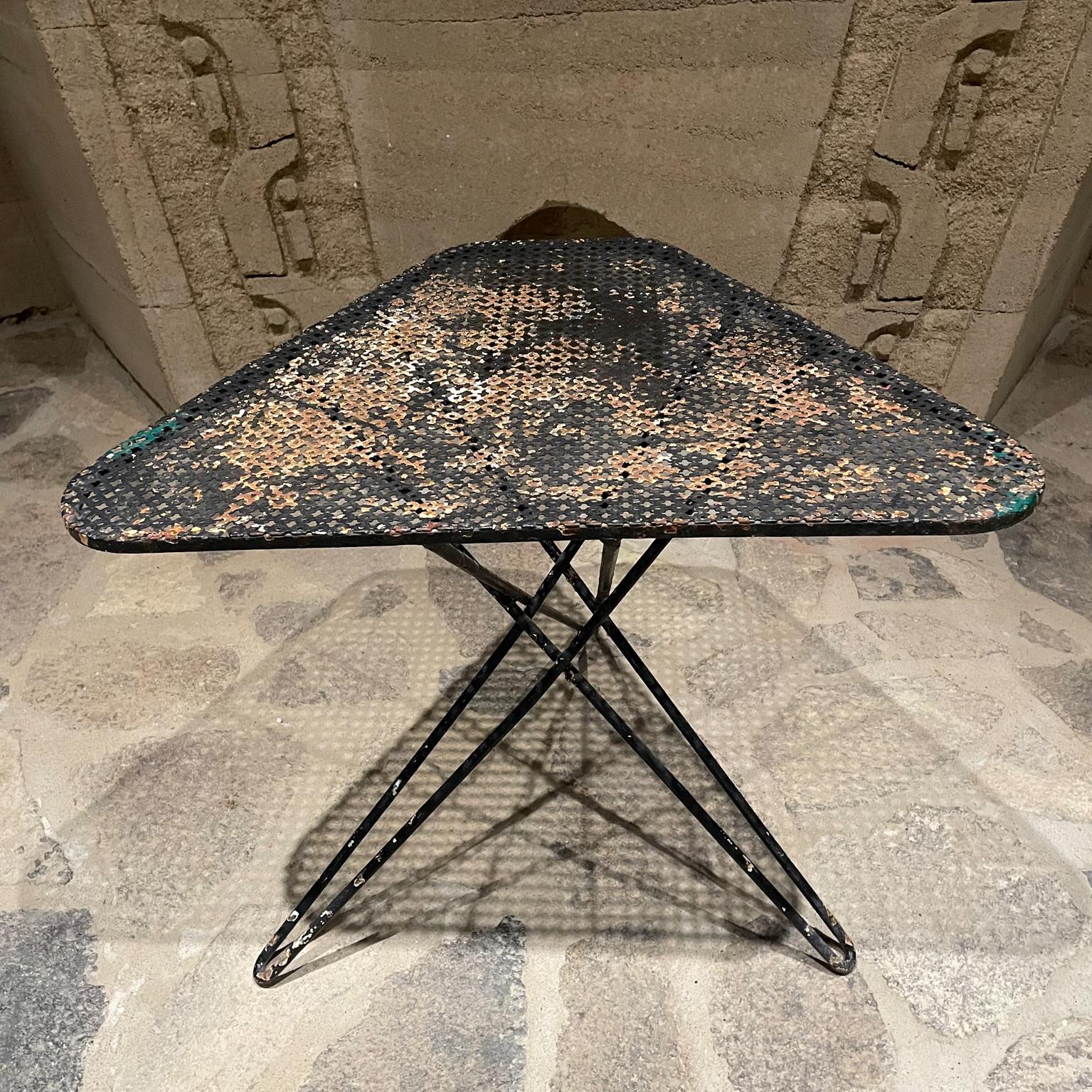 1950s Atomic Side Table Style Mathieu Matégot and Pierre Guariche France en vente 3