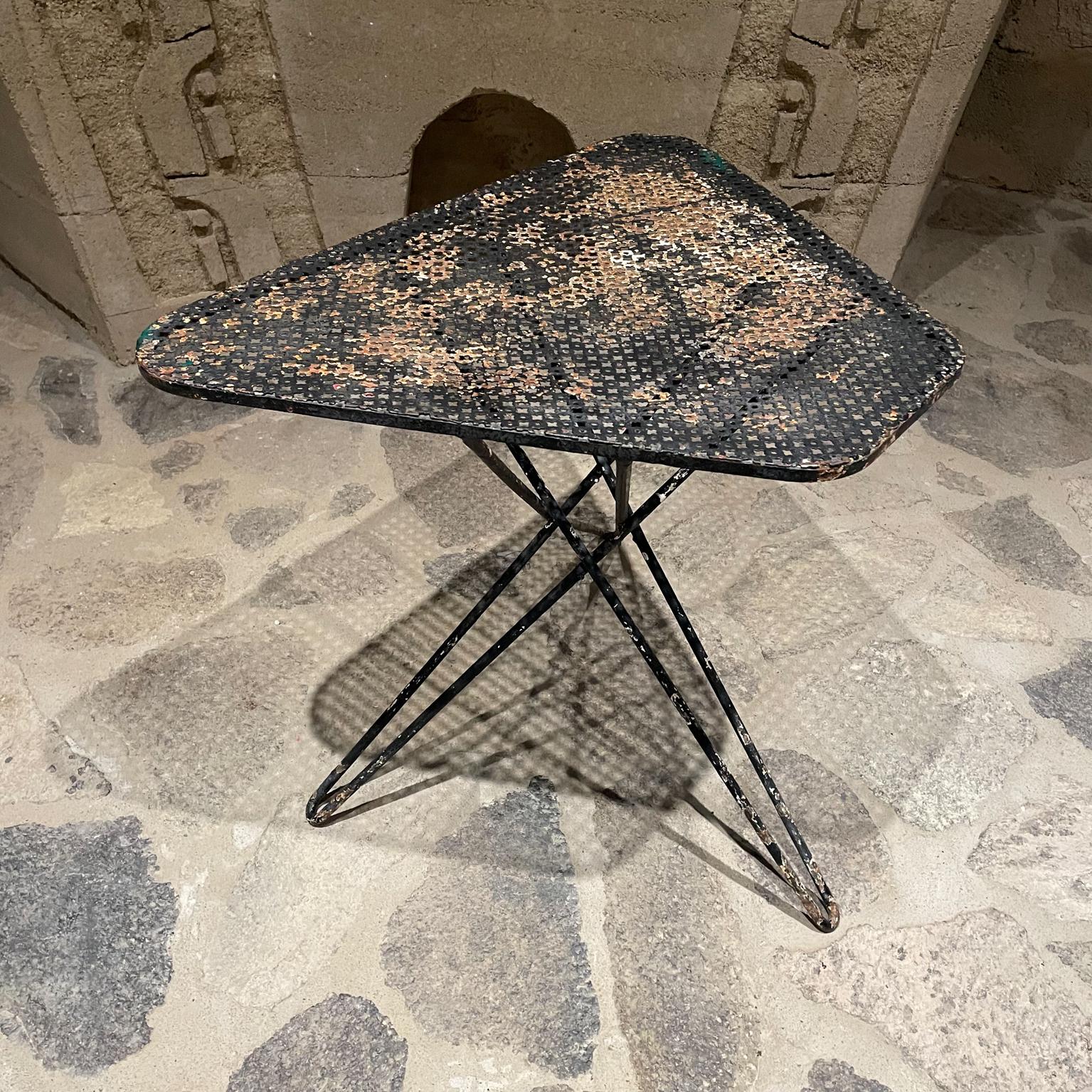AMBIANIC presents

French Sculptural Side Accent Atomic Triangle Table in the style of Mathieu  Matégot and Pierre Guariche 
1950s Made in France.
Metal table with sculptural shape. Triangular base. Angular top with perforated metal.
Dominant Color