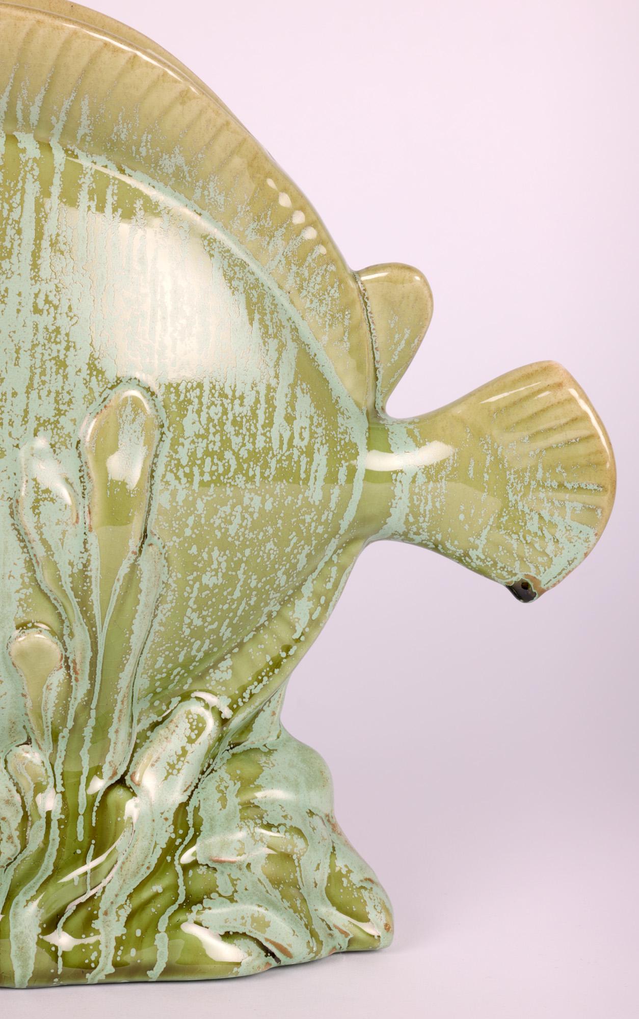 Französische glasierte Art-Déco-Fischvase aus Keramik mit Motiven, Art déco zugeschrieben (Glasiert) im Angebot