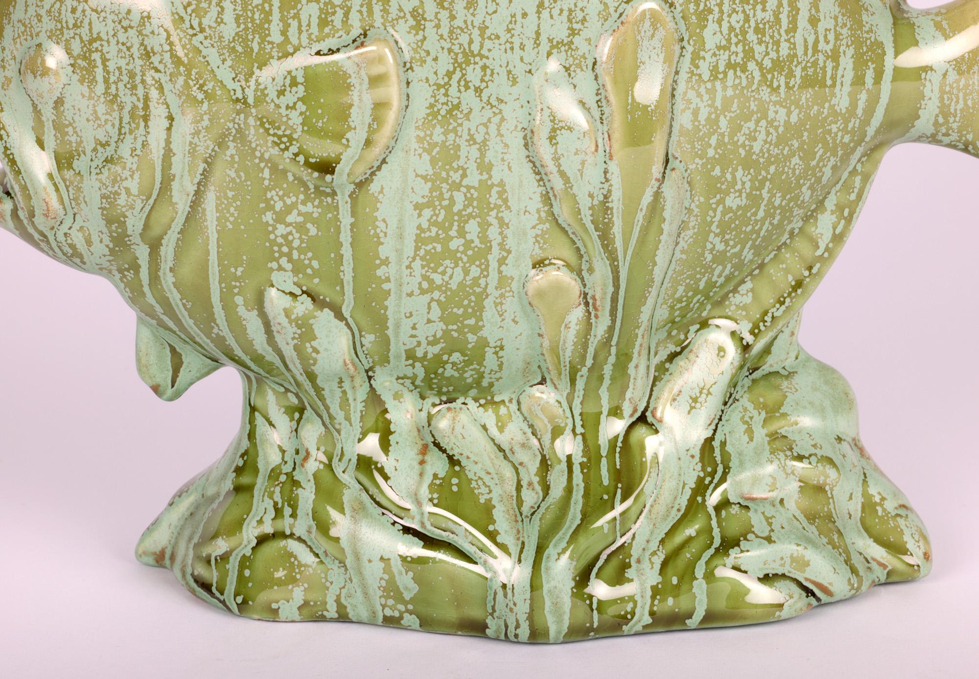 Französische glasierte Art-Déco-Fischvase aus Keramik mit Motiven, Art déco zugeschrieben im Zustand „Gut“ im Angebot in Bishop's Stortford, Hertfordshire